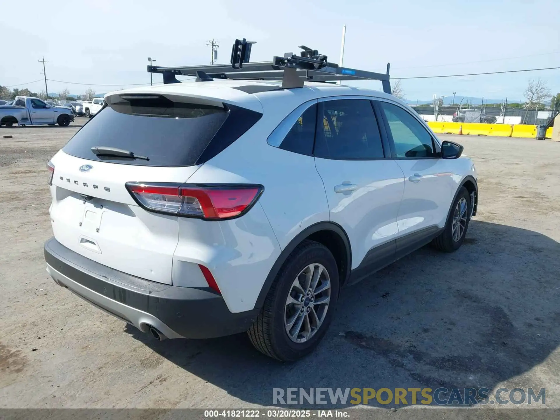 4 Photograph of a damaged car 1FMCU0G68NUA66965 FORD ESCAPE 2022