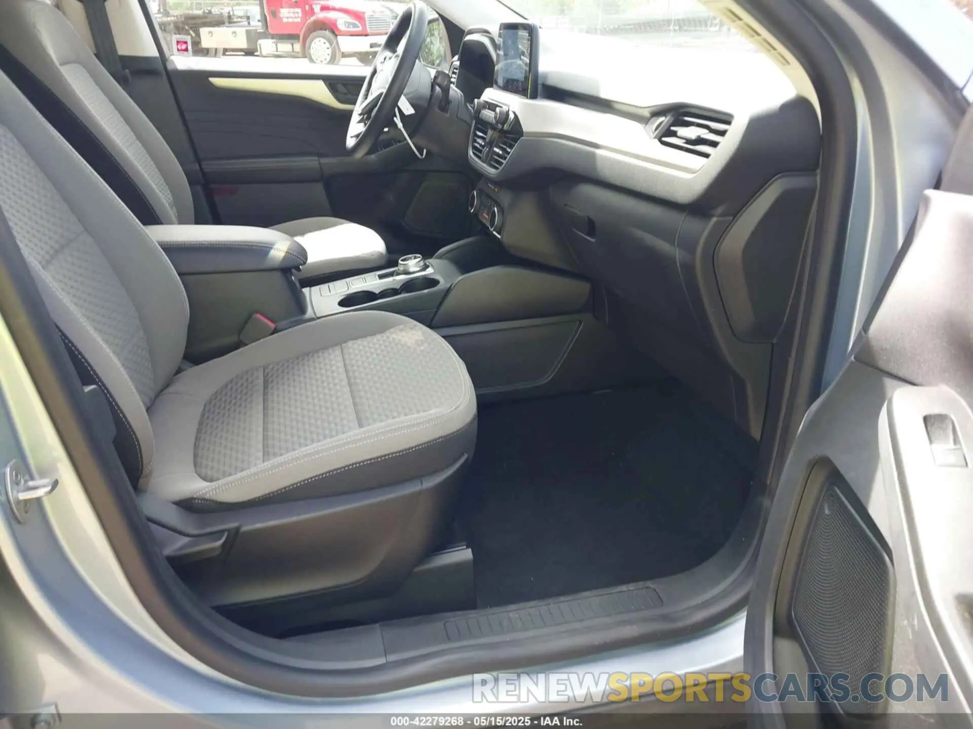 5 Photograph of a damaged car 1FMCU0G68NUB64197 FORD ESCAPE 2022
