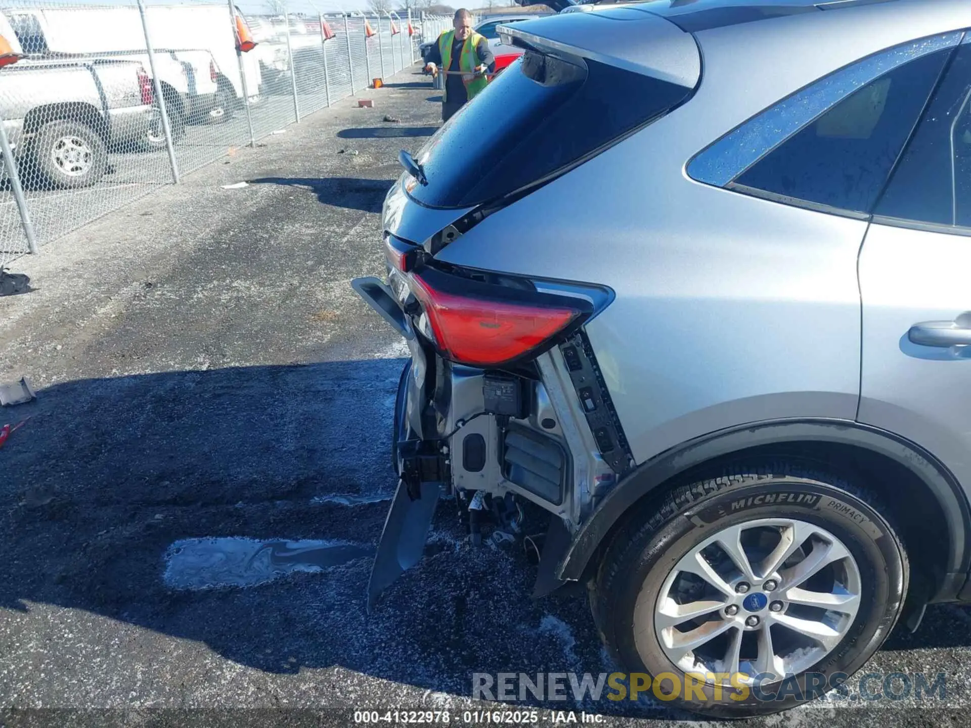 17 Photograph of a damaged car 1FMCU0G68NUB82635 FORD ESCAPE 2022
