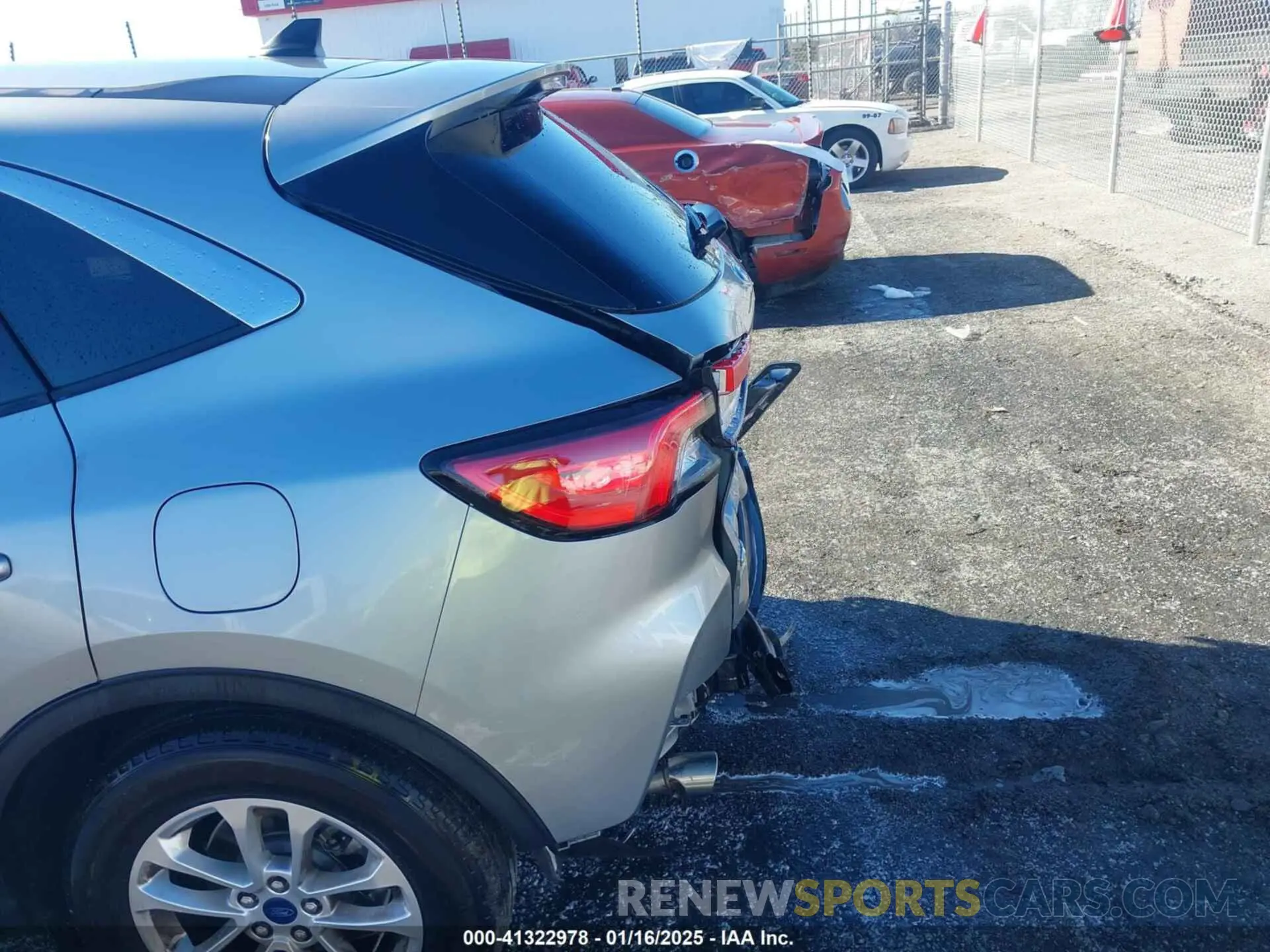 18 Photograph of a damaged car 1FMCU0G68NUB82635 FORD ESCAPE 2022