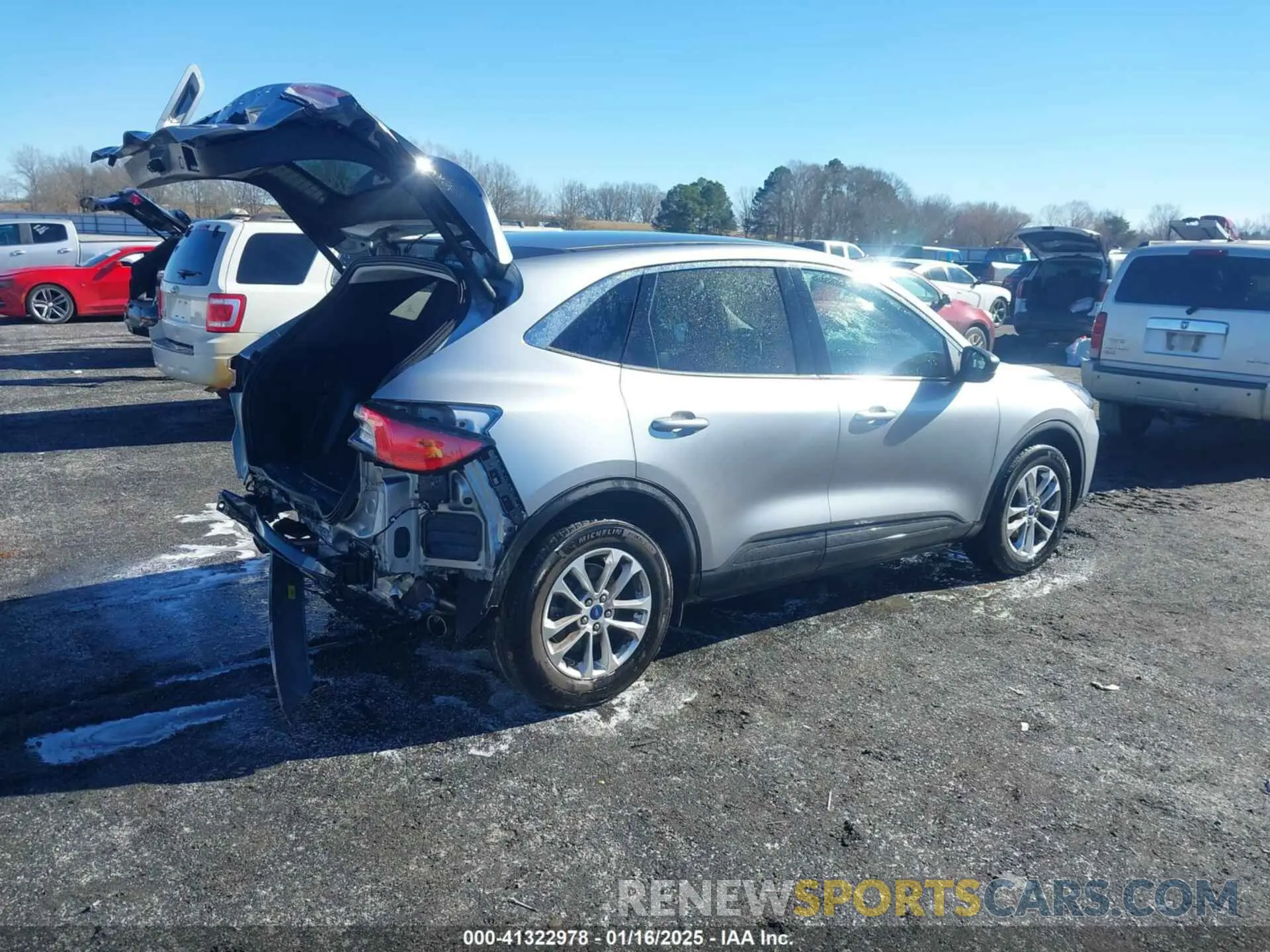 4 Photograph of a damaged car 1FMCU0G68NUB82635 FORD ESCAPE 2022