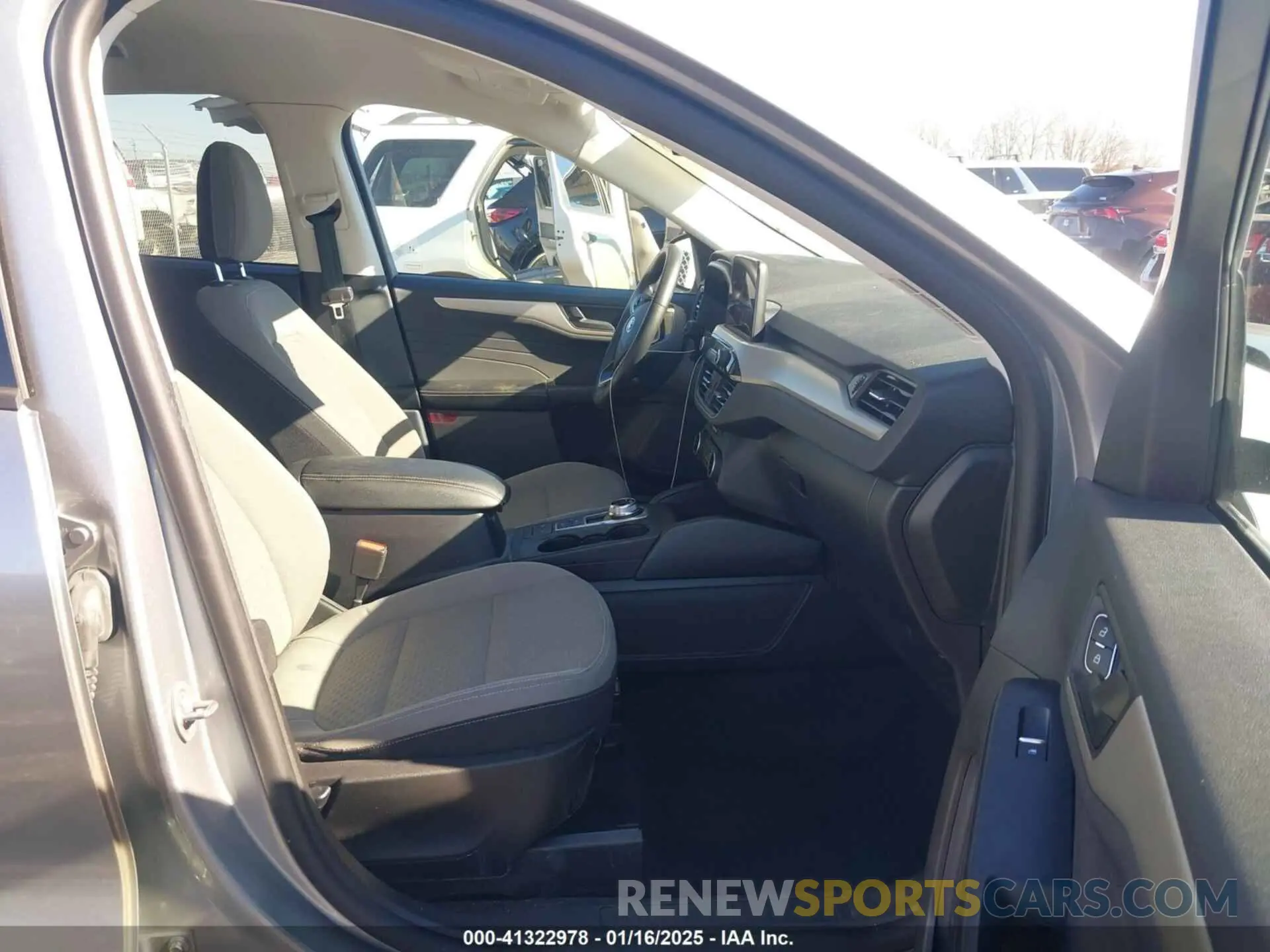 5 Photograph of a damaged car 1FMCU0G68NUB82635 FORD ESCAPE 2022