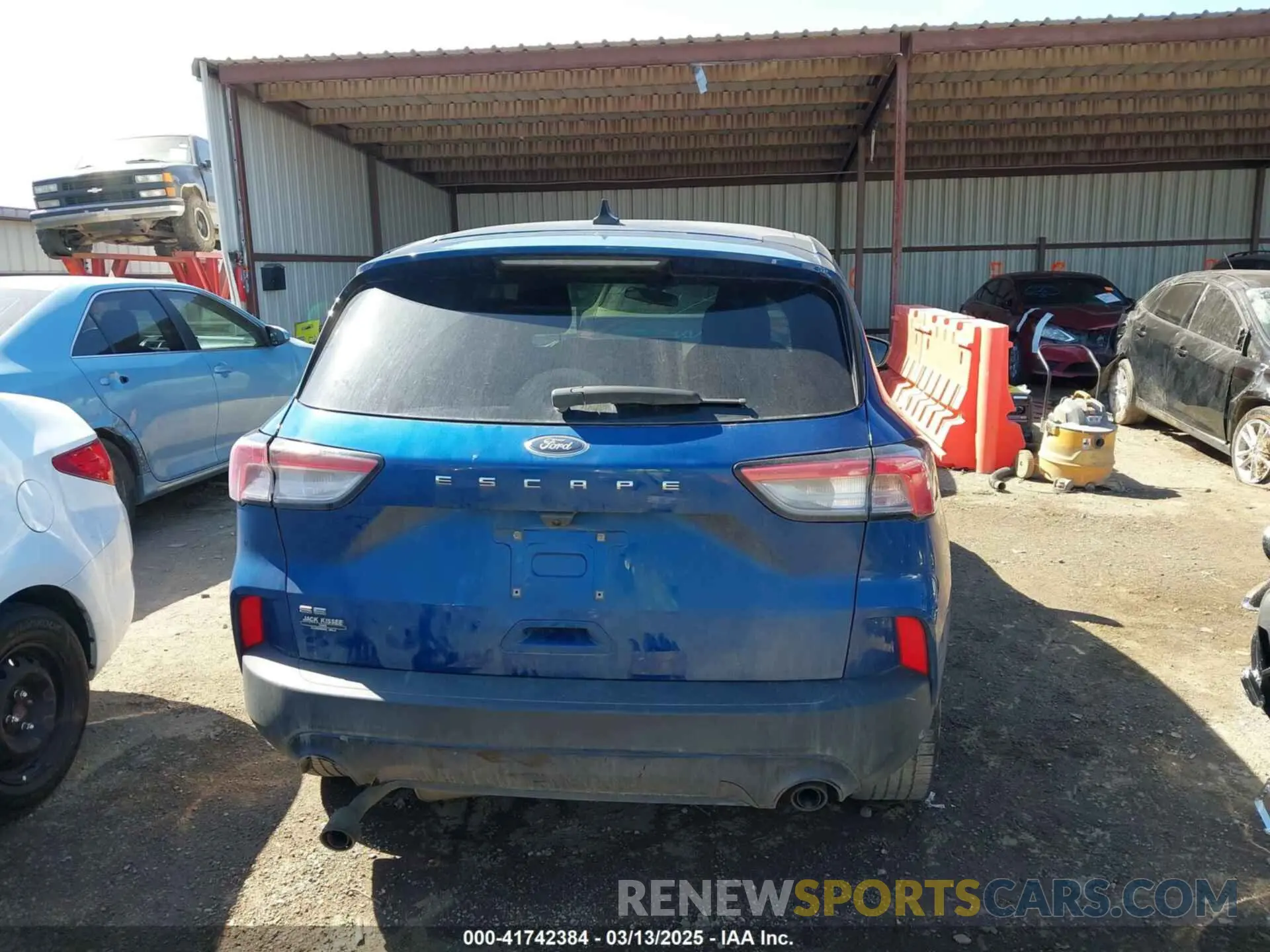 17 Photograph of a damaged car 1FMCU0G68NUB88760 FORD ESCAPE 2022