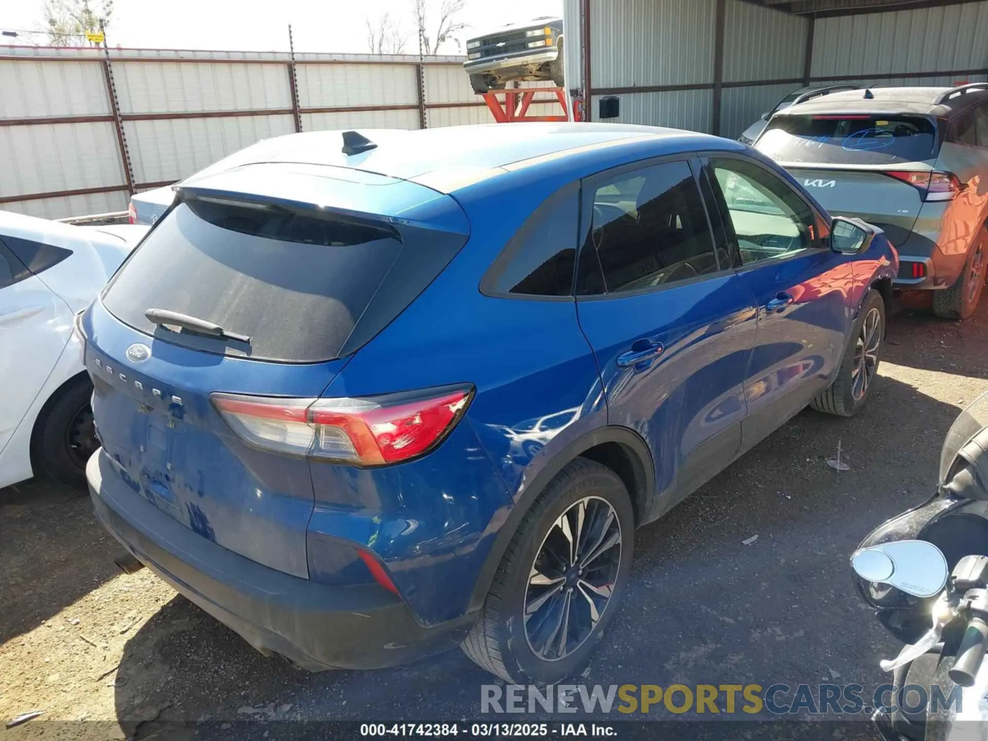 4 Photograph of a damaged car 1FMCU0G68NUB88760 FORD ESCAPE 2022