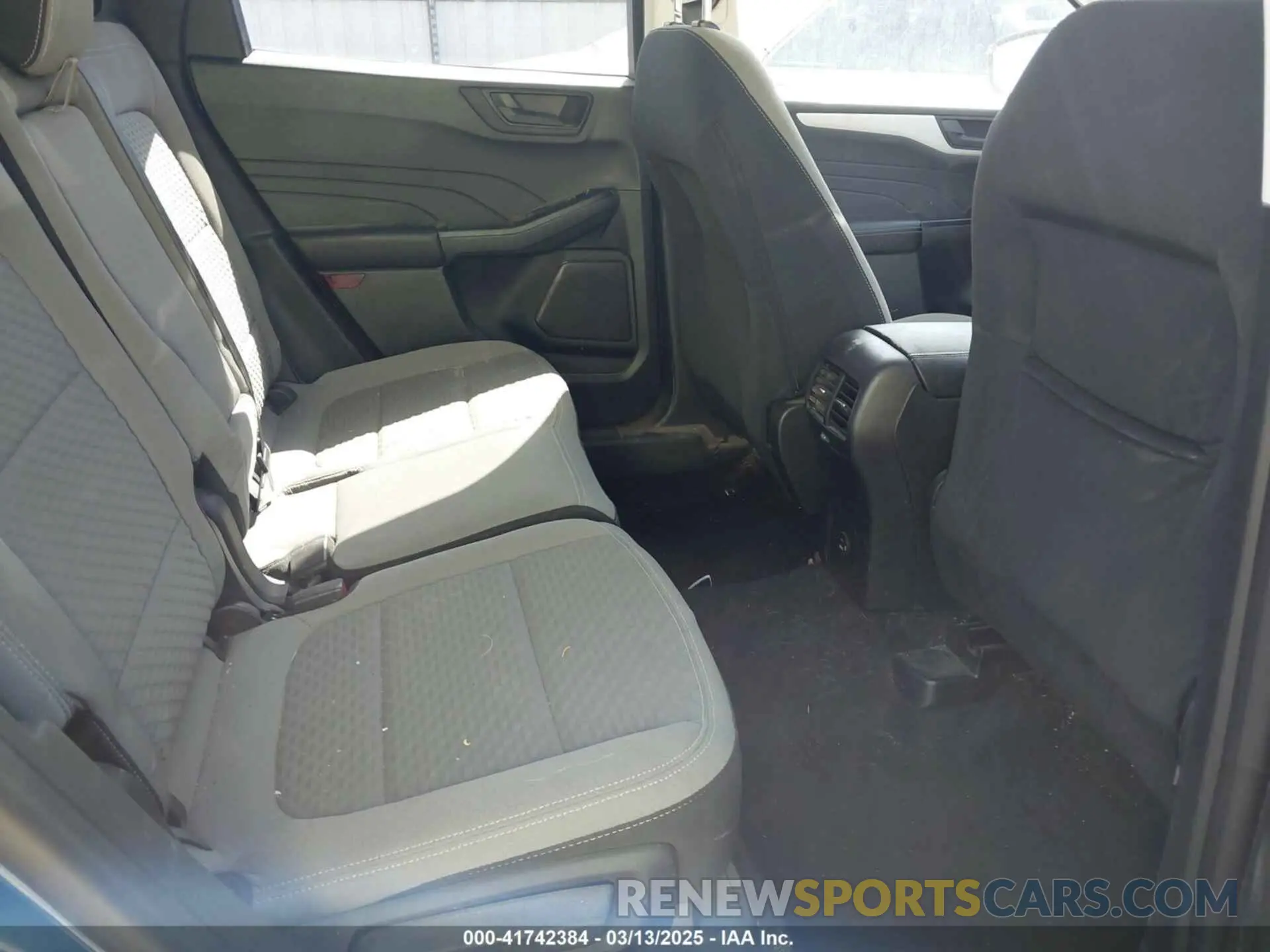 8 Photograph of a damaged car 1FMCU0G68NUB88760 FORD ESCAPE 2022