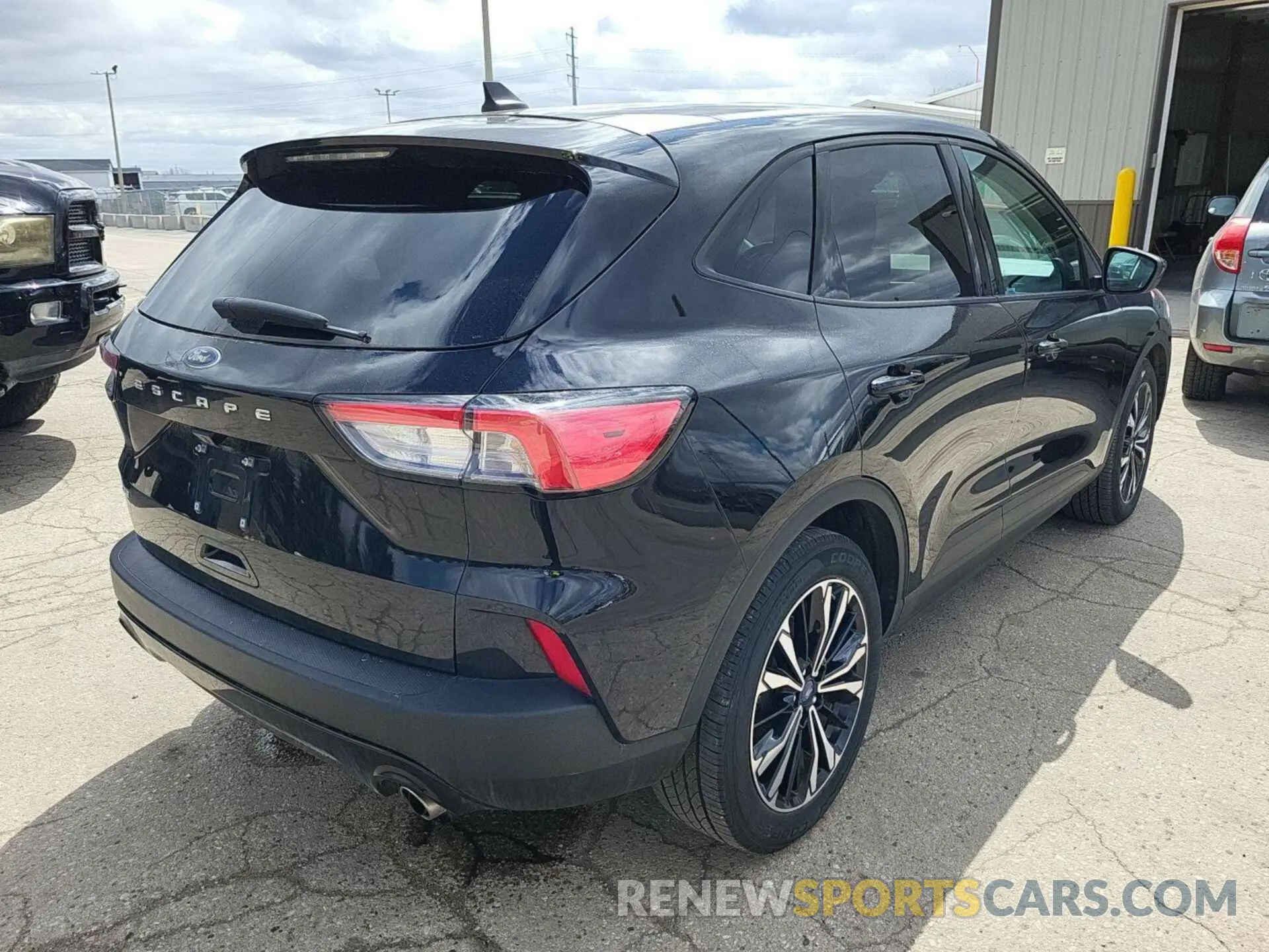 11 Photograph of a damaged car 1FMCU0G69NUA09335 FORD ESCAPE 2022