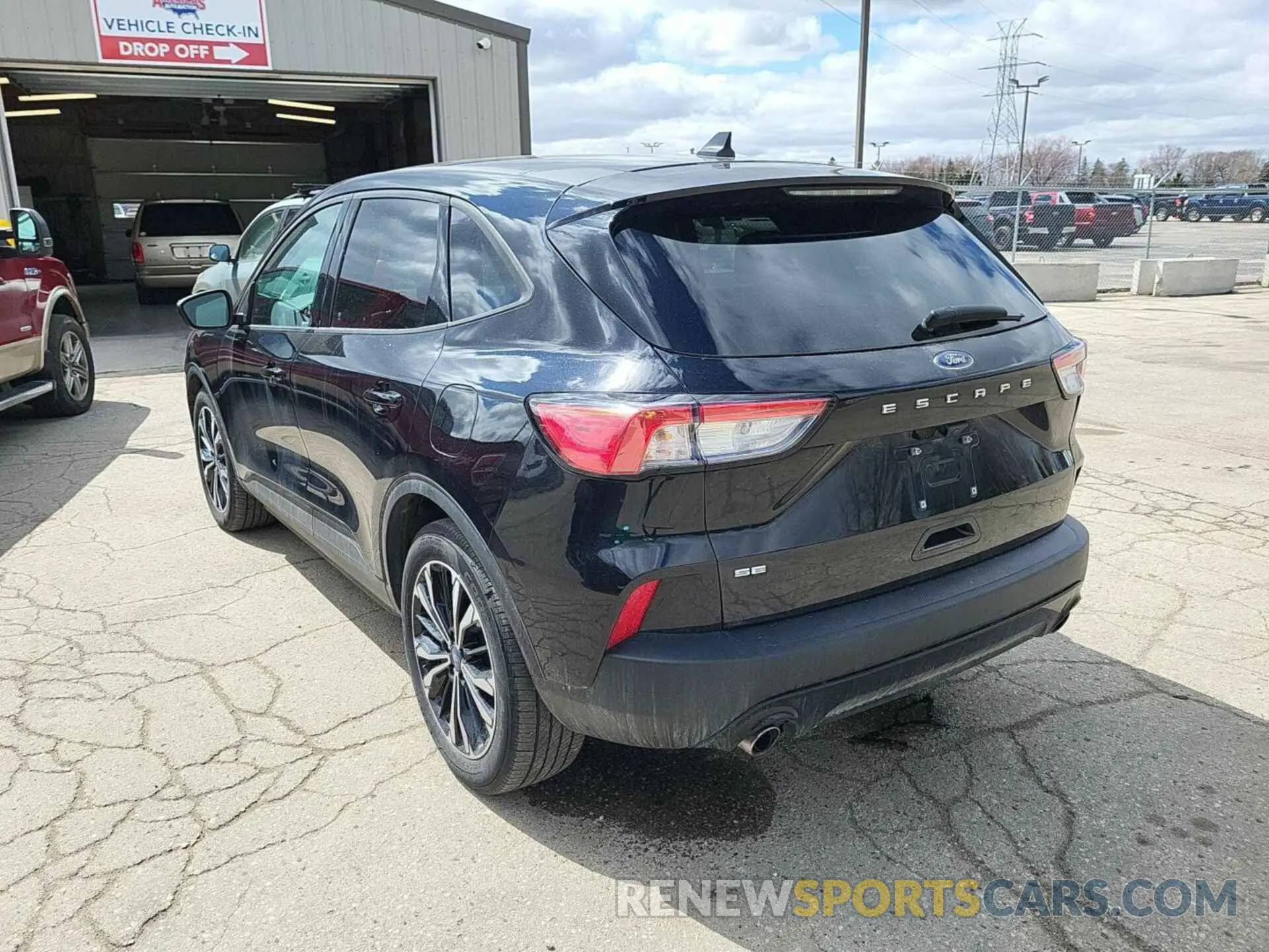 18 Photograph of a damaged car 1FMCU0G69NUA09335 FORD ESCAPE 2022