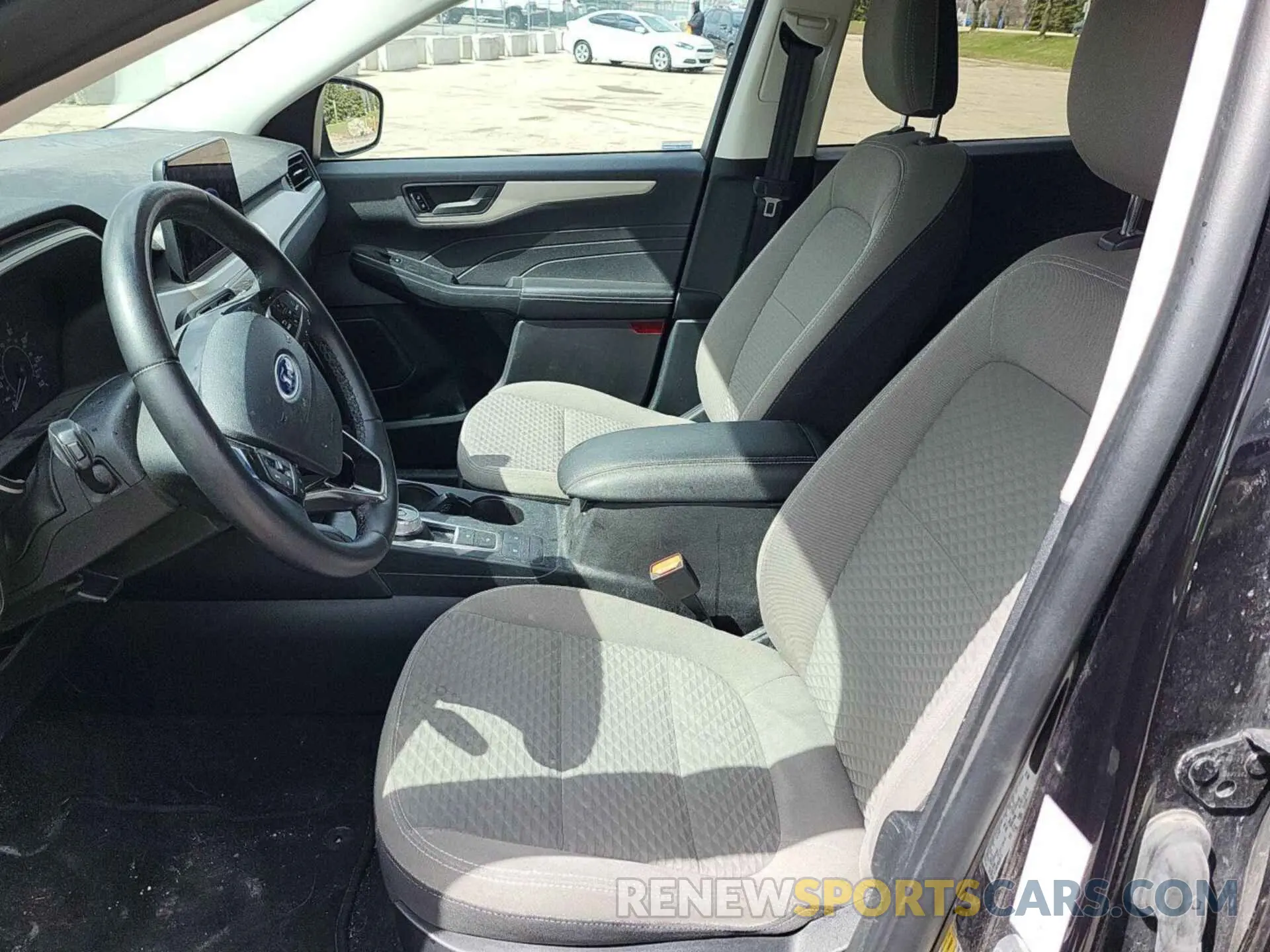 4 Photograph of a damaged car 1FMCU0G69NUA09335 FORD ESCAPE 2022