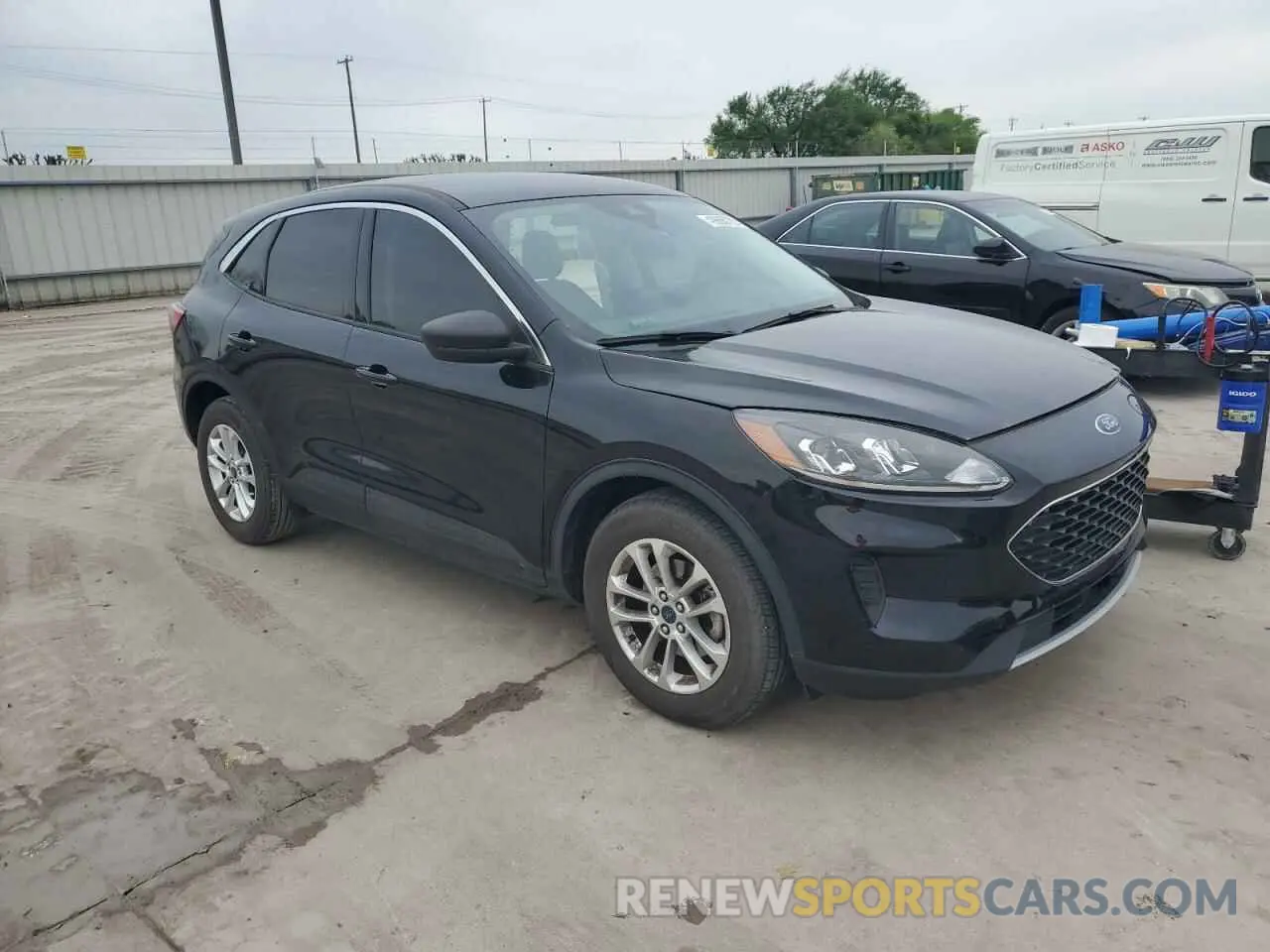 4 Photograph of a damaged car 1FMCU0G69NUA37801 FORD ESCAPE 2022