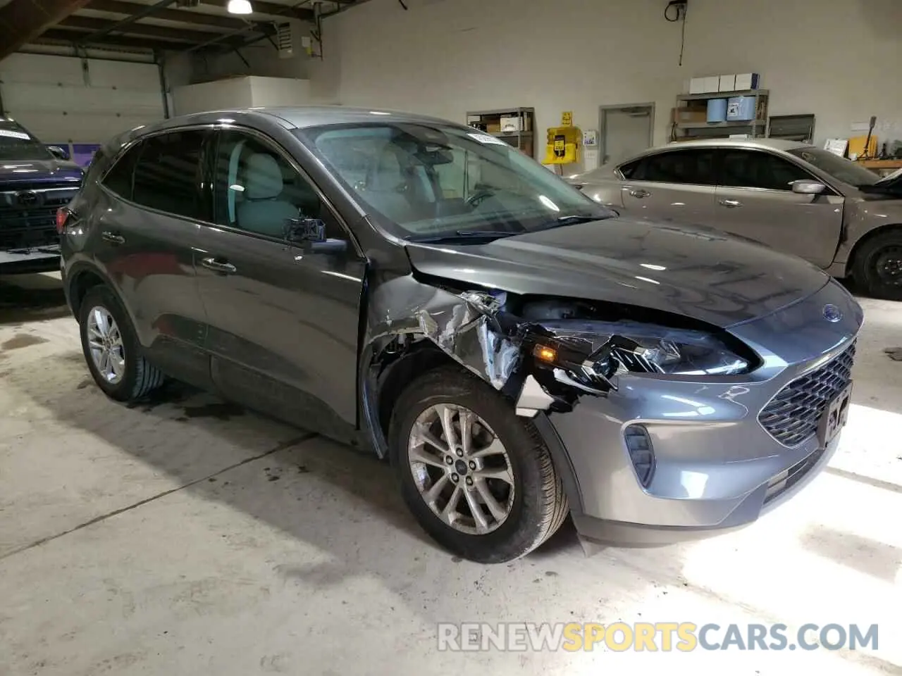 4 Photograph of a damaged car 1FMCU0G69NUA55120 FORD ESCAPE 2022