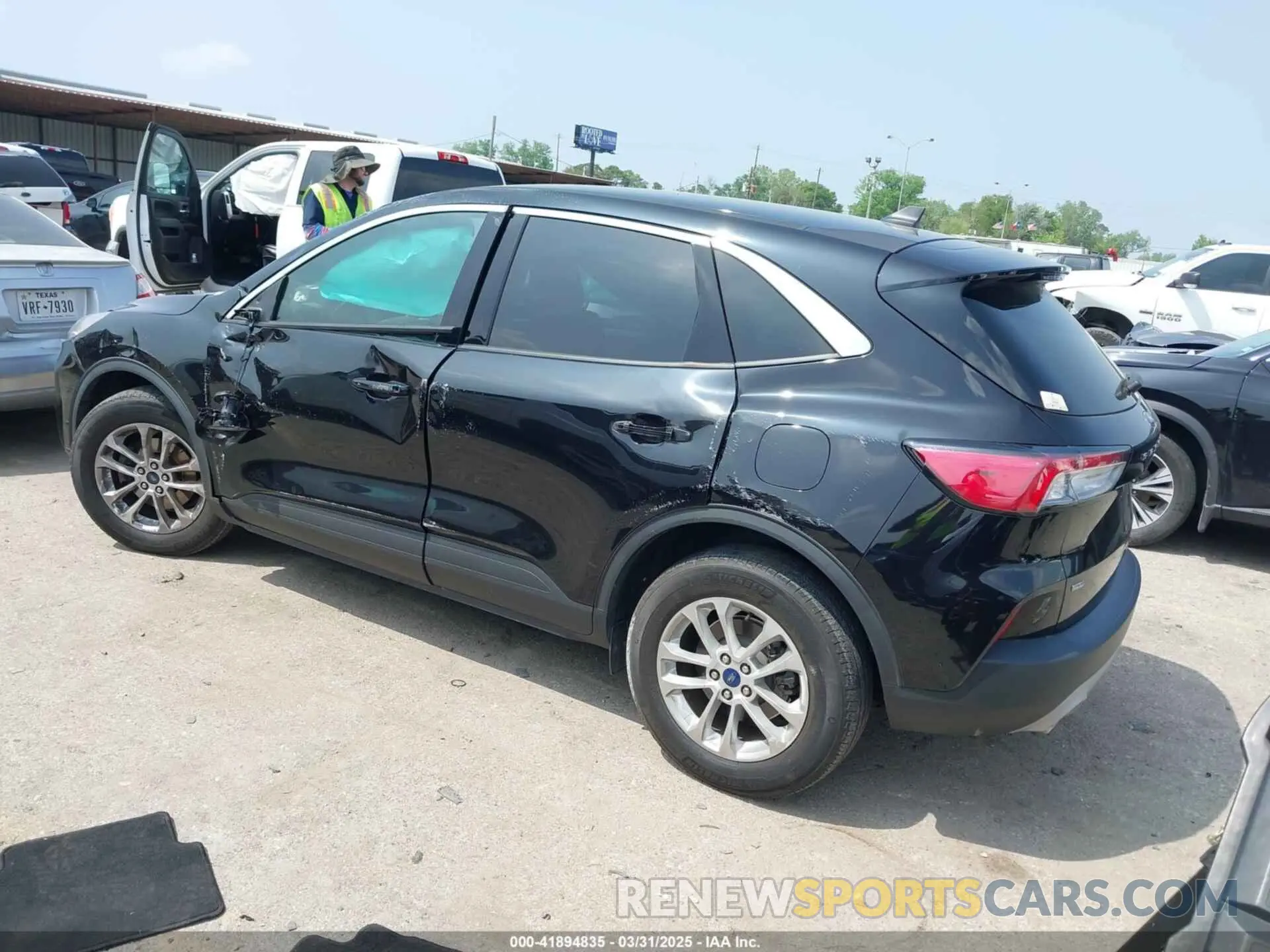 3 Photograph of a damaged car 1FMCU0G69NUA91843 FORD ESCAPE 2022