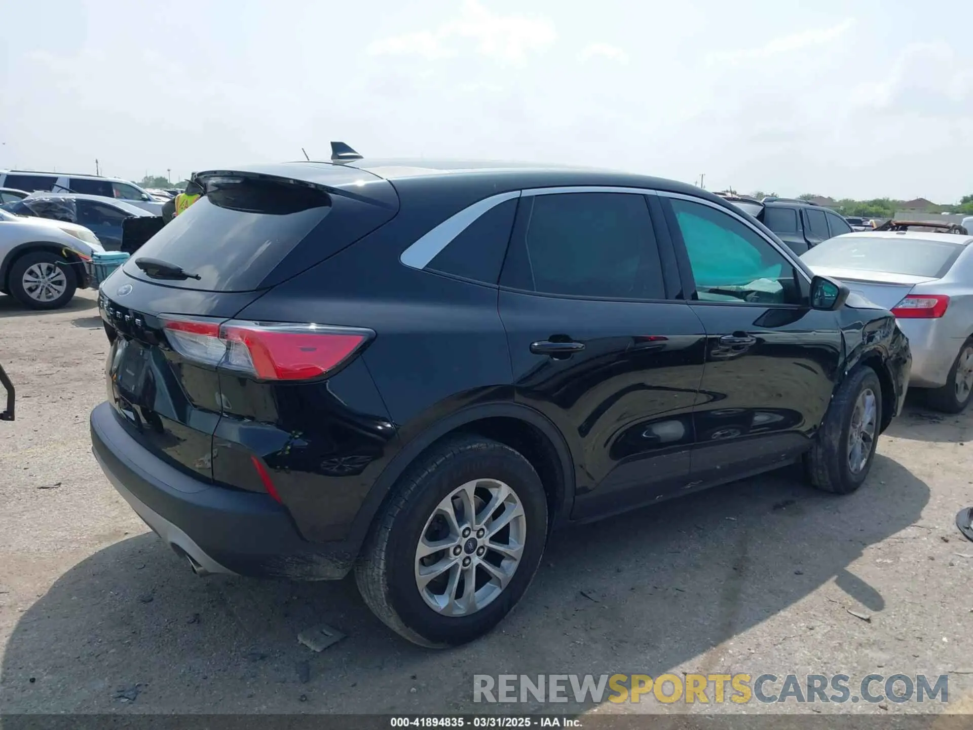 4 Photograph of a damaged car 1FMCU0G69NUA91843 FORD ESCAPE 2022