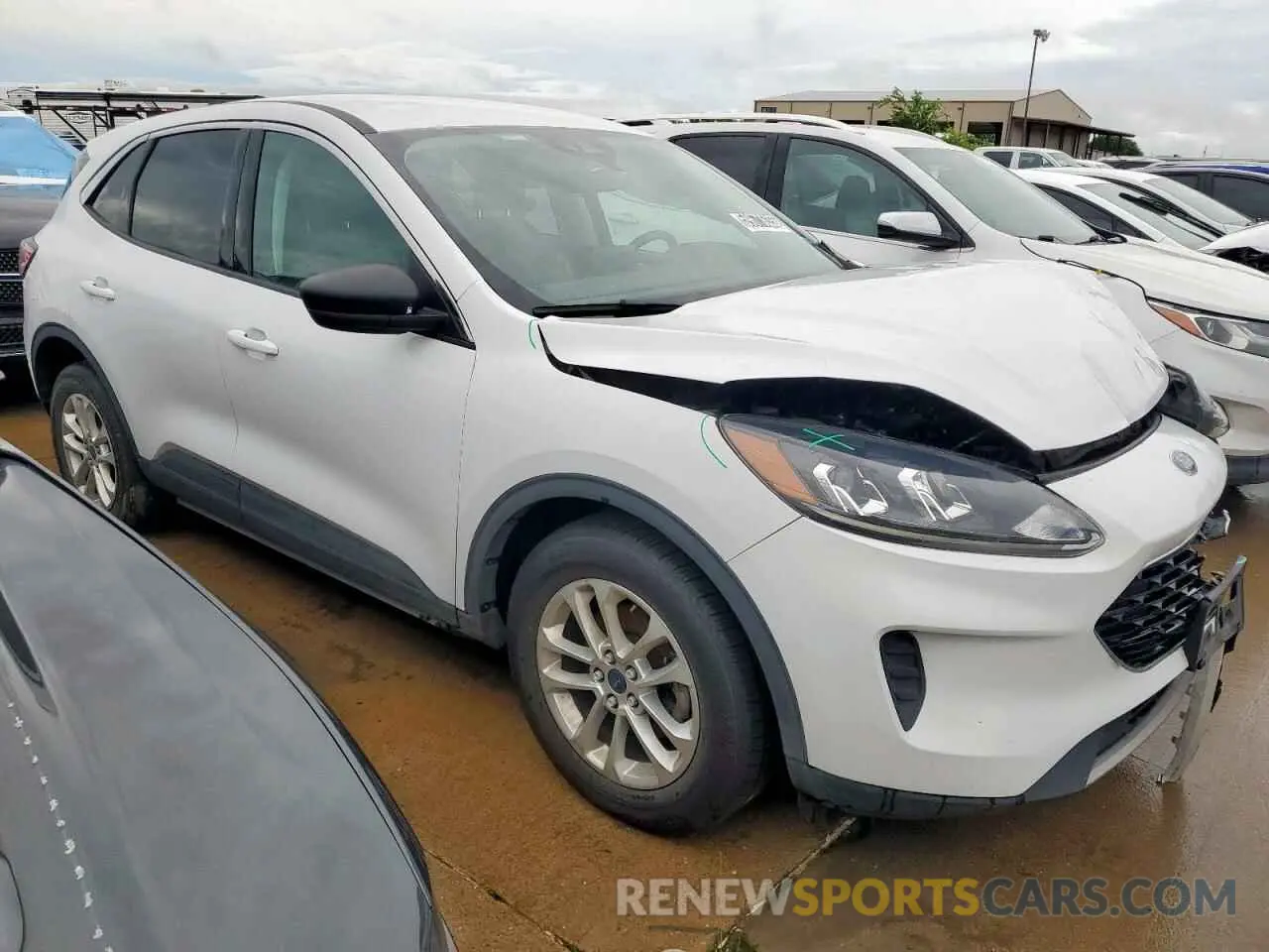 4 Photograph of a damaged car 1FMCU0G69NUB01335 FORD ESCAPE 2022