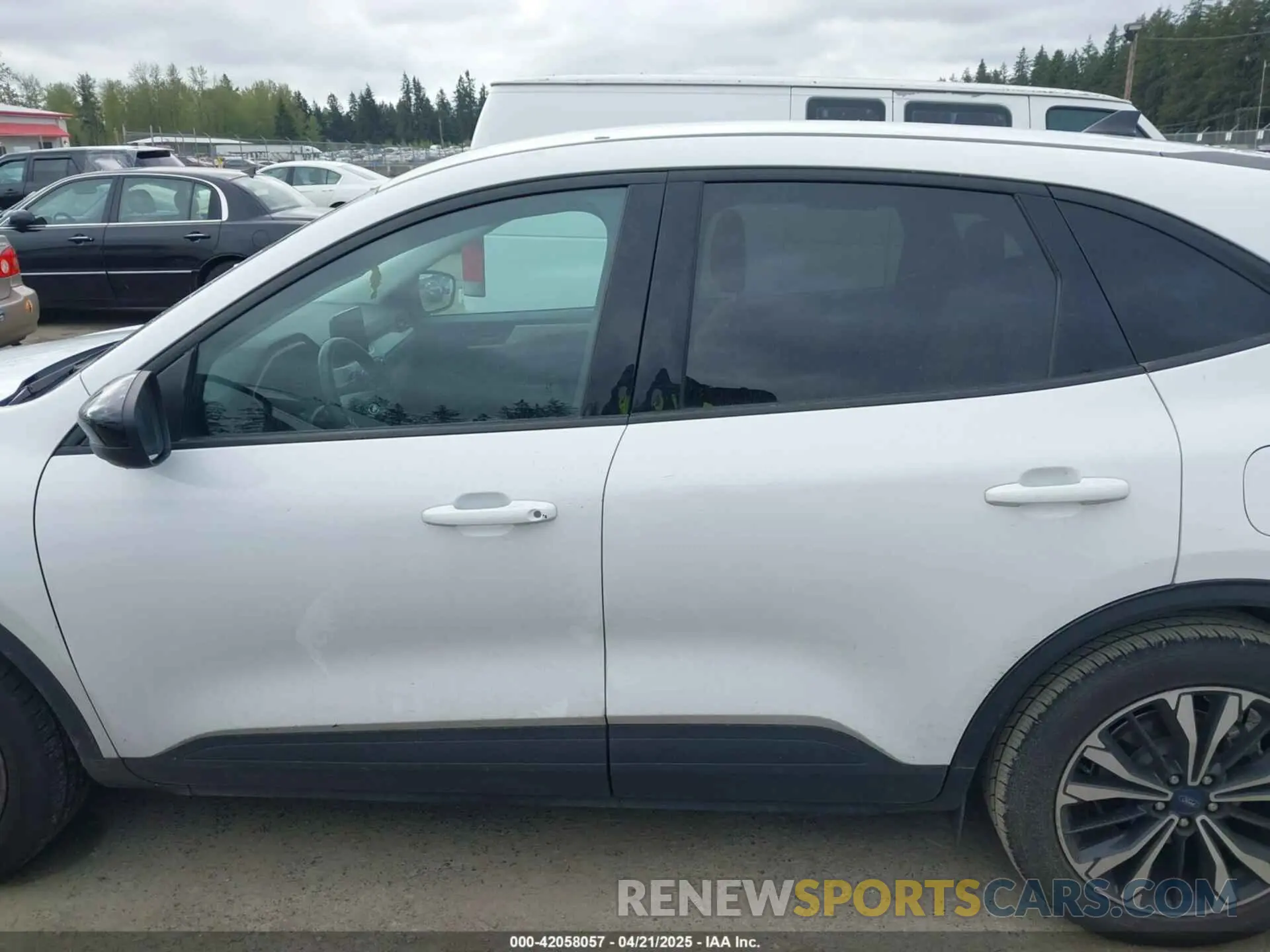 14 Photograph of a damaged car 1FMCU0G69NUB17714 FORD ESCAPE 2022