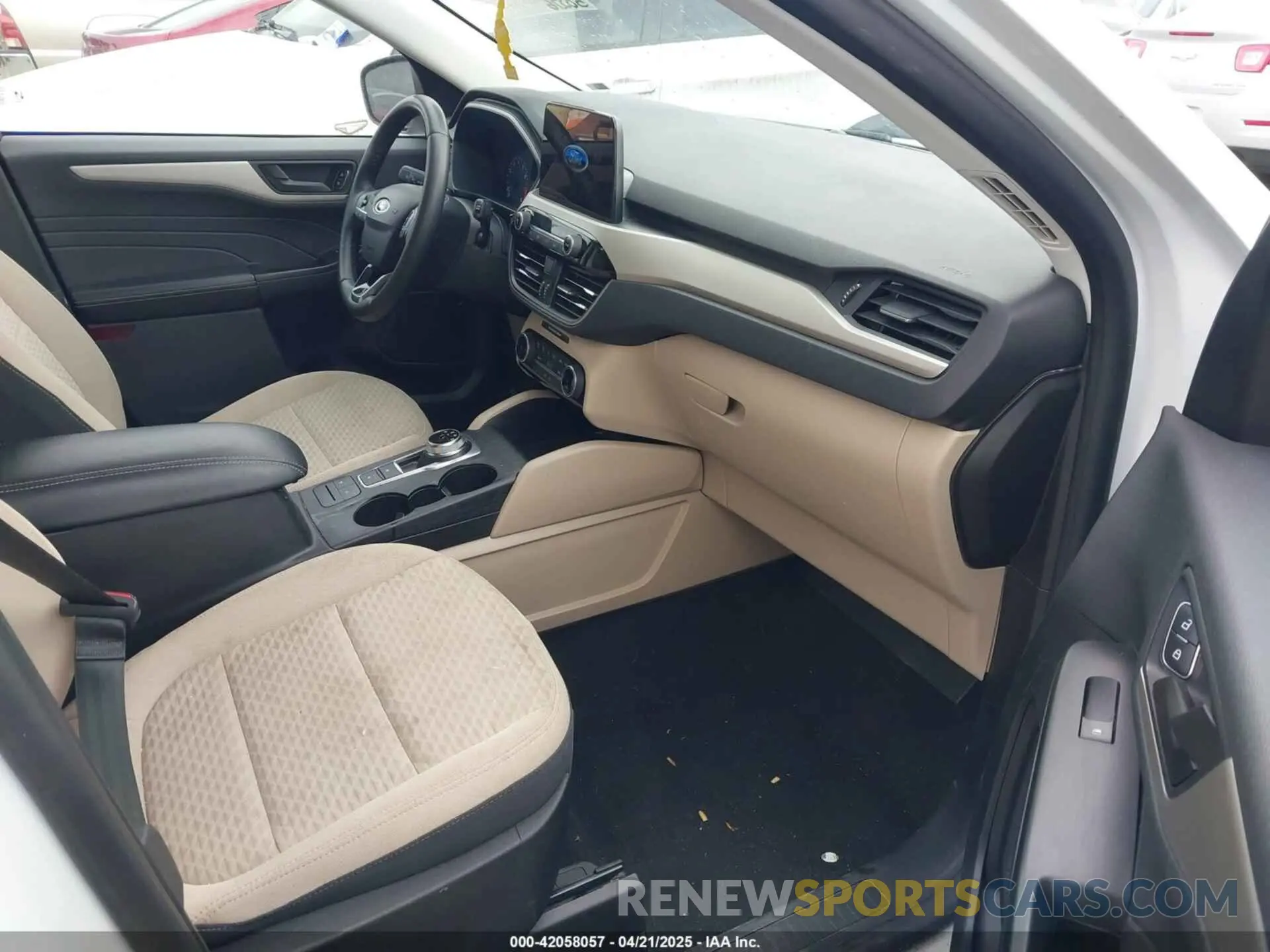 5 Photograph of a damaged car 1FMCU0G69NUB17714 FORD ESCAPE 2022
