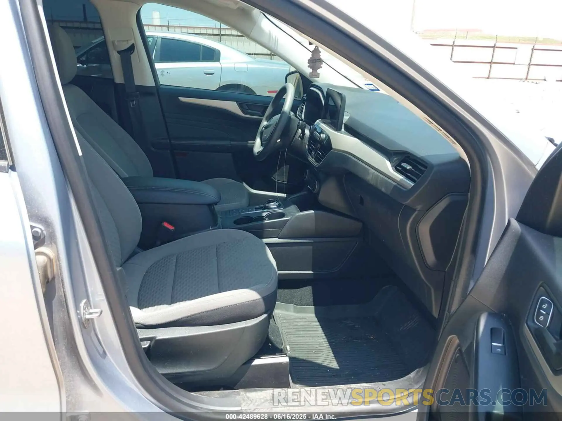 5 Photograph of a damaged car 1FMCU0G69NUB30947 FORD ESCAPE 2022