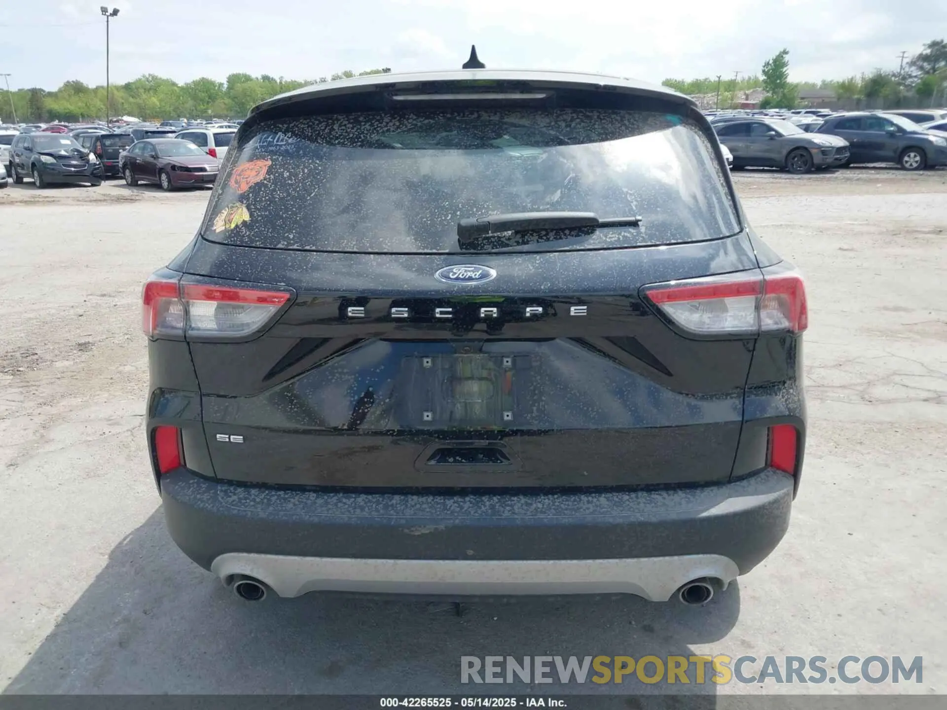 17 Photograph of a damaged car 1FMCU0G69NUB35565 FORD ESCAPE 2022