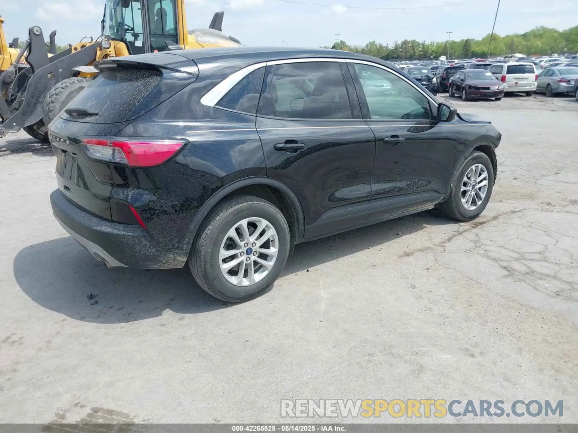 4 Photograph of a damaged car 1FMCU0G69NUB35565 FORD ESCAPE 2022