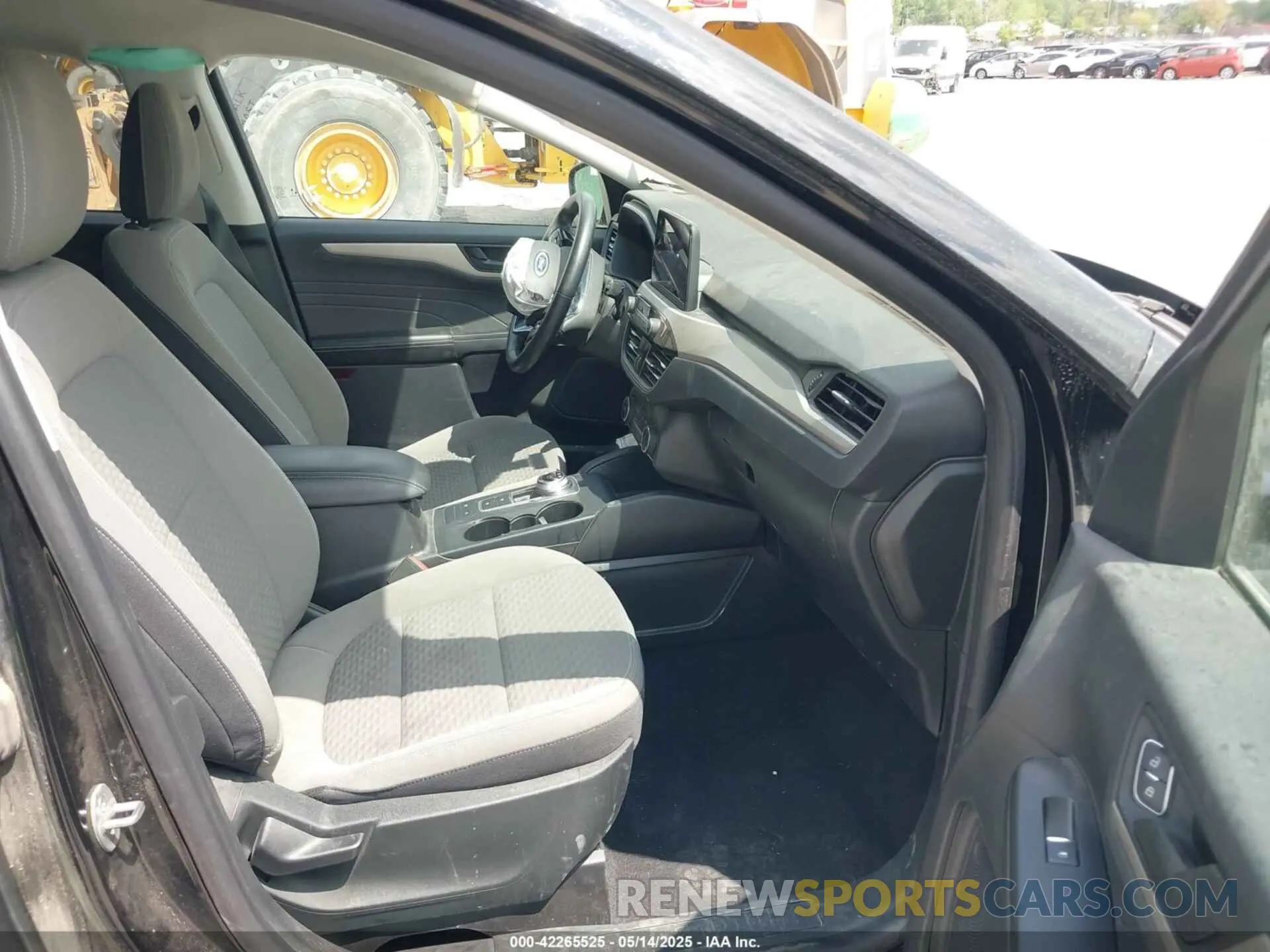 5 Photograph of a damaged car 1FMCU0G69NUB35565 FORD ESCAPE 2022