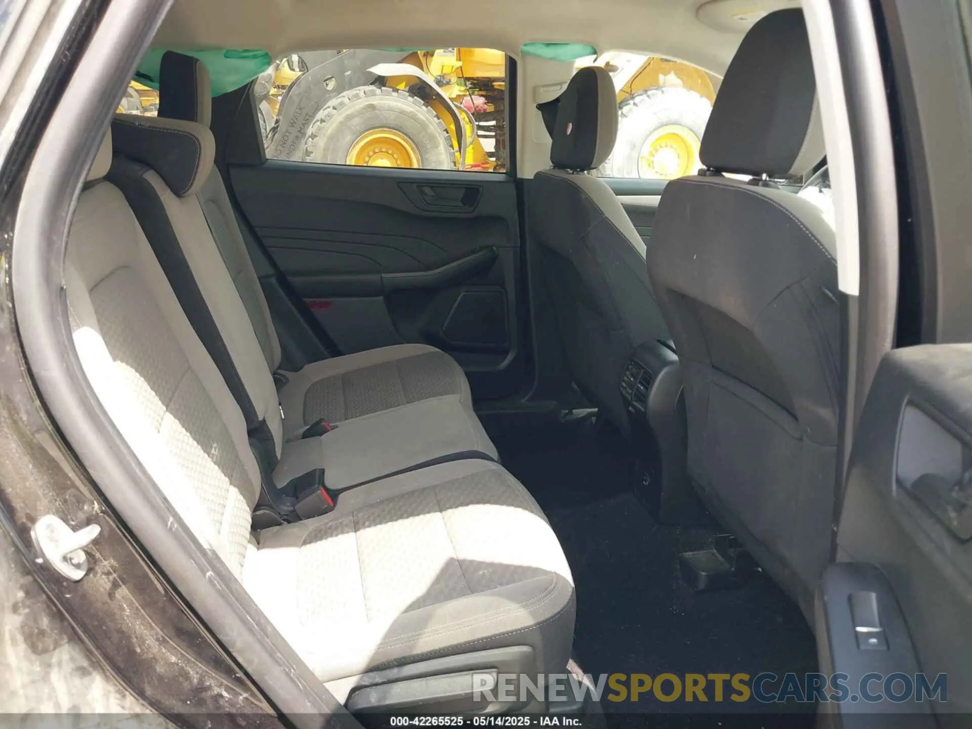8 Photograph of a damaged car 1FMCU0G69NUB35565 FORD ESCAPE 2022
