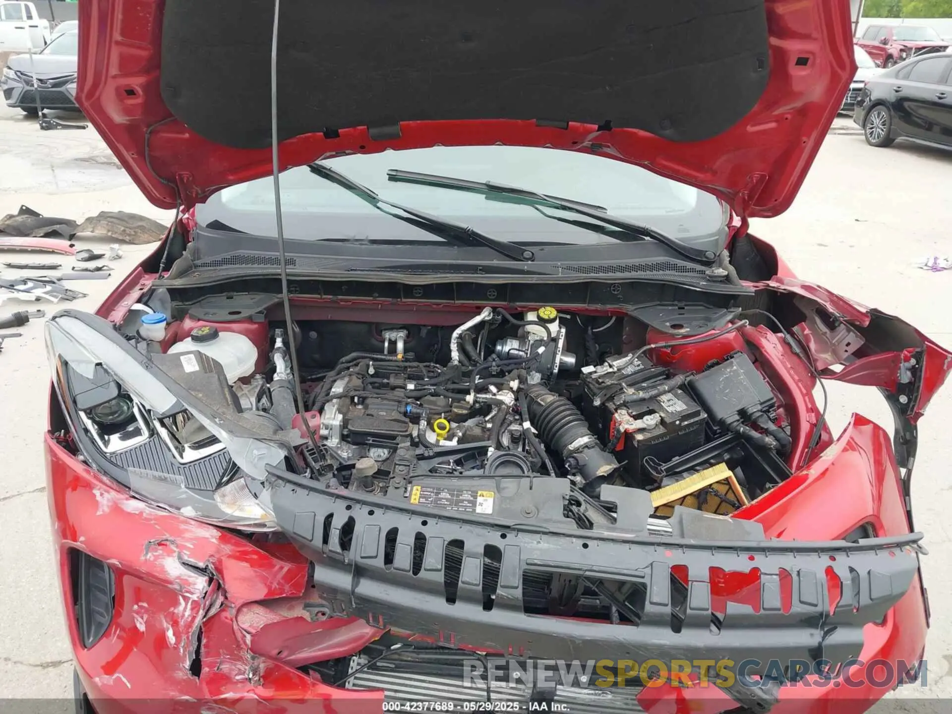 10 Photograph of a damaged car 1FMCU0G69NUB38210 FORD ESCAPE 2022