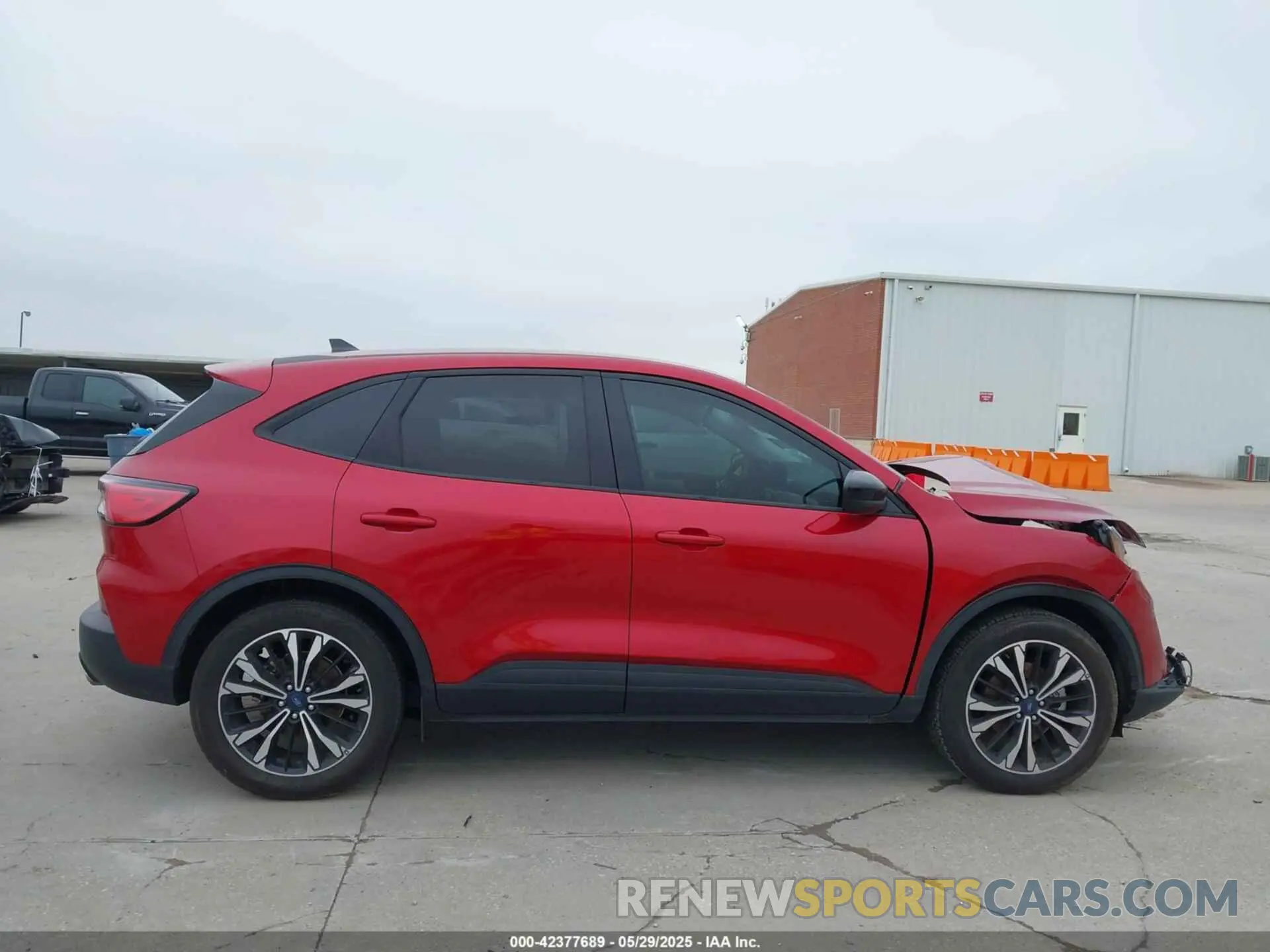 14 Photograph of a damaged car 1FMCU0G69NUB38210 FORD ESCAPE 2022