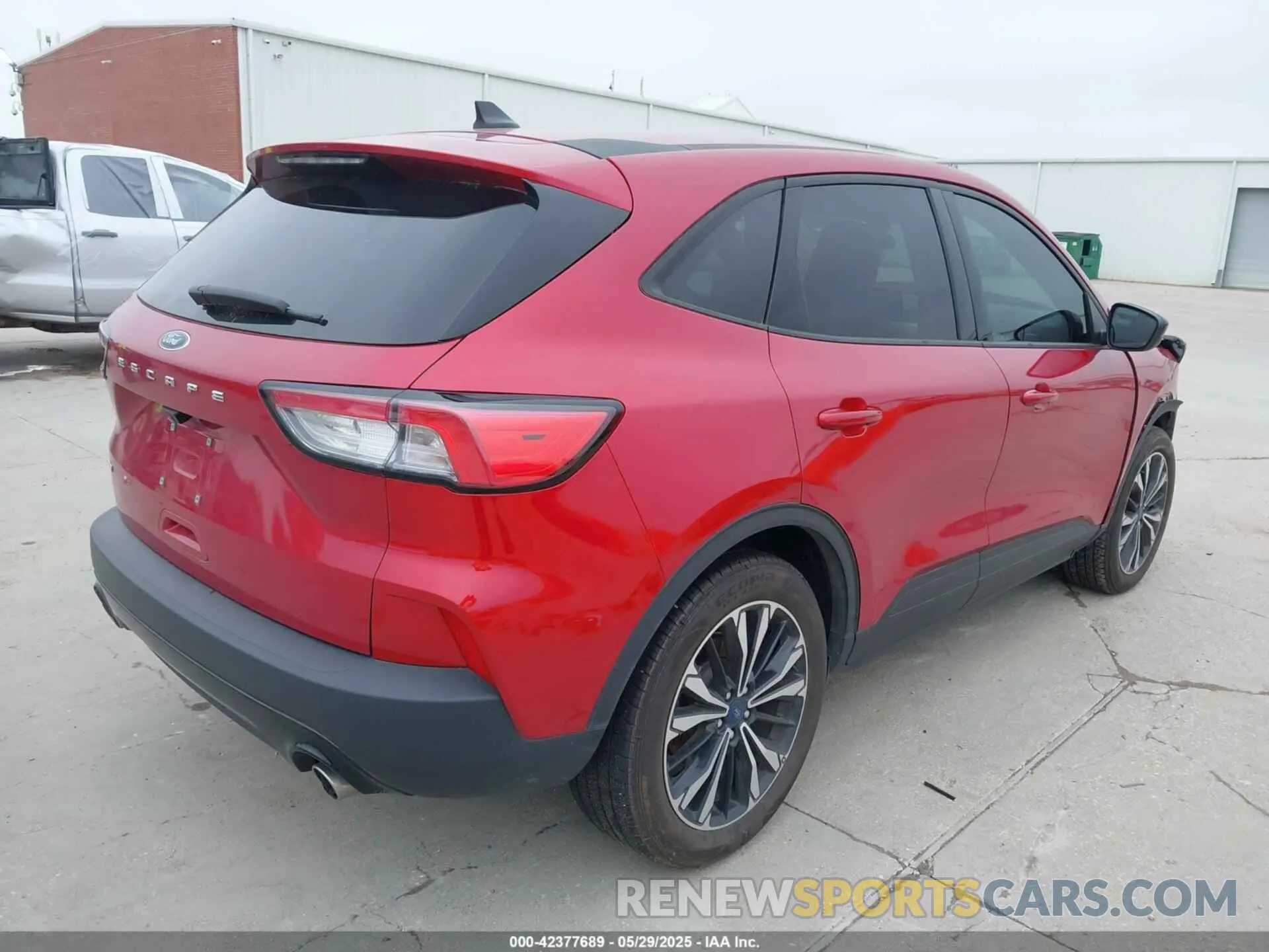 4 Photograph of a damaged car 1FMCU0G69NUB38210 FORD ESCAPE 2022