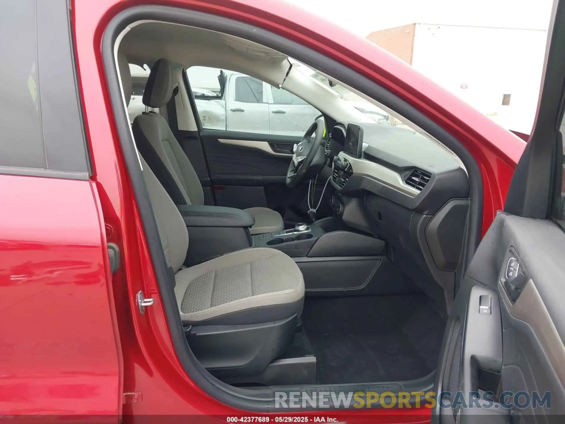 5 Photograph of a damaged car 1FMCU0G69NUB38210 FORD ESCAPE 2022