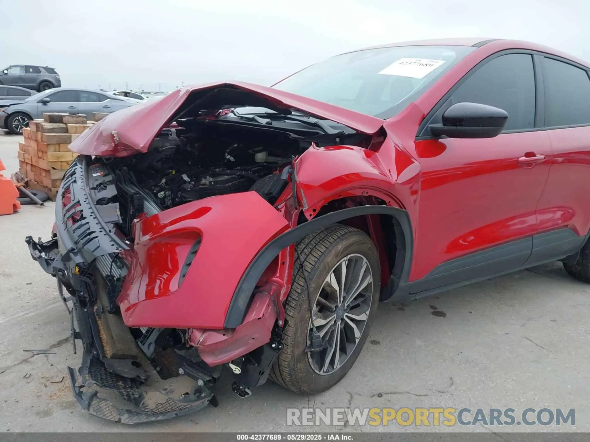 6 Photograph of a damaged car 1FMCU0G69NUB38210 FORD ESCAPE 2022