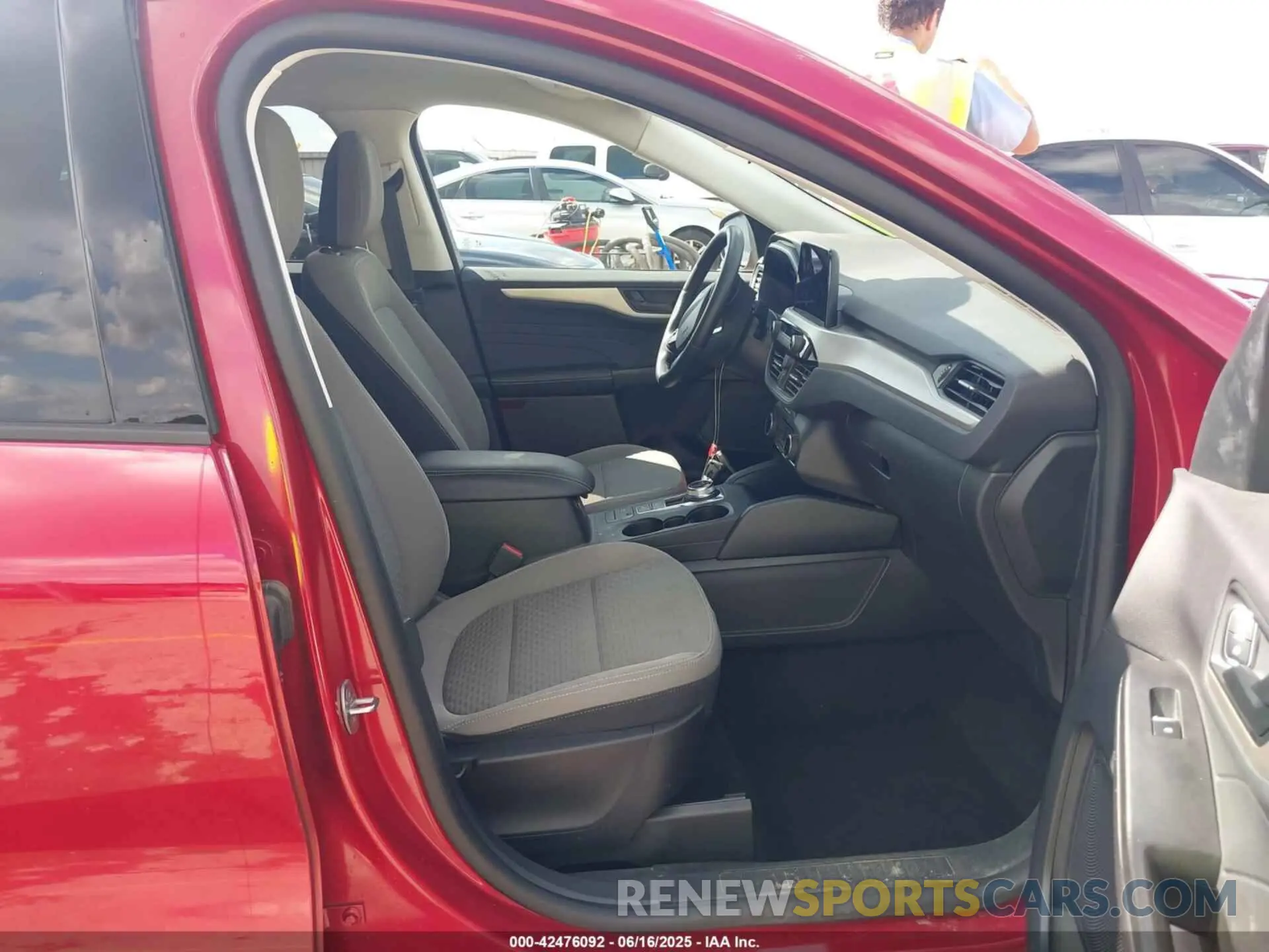 5 Photograph of a damaged car 1FMCU0G69NUB54973 FORD ESCAPE 2022