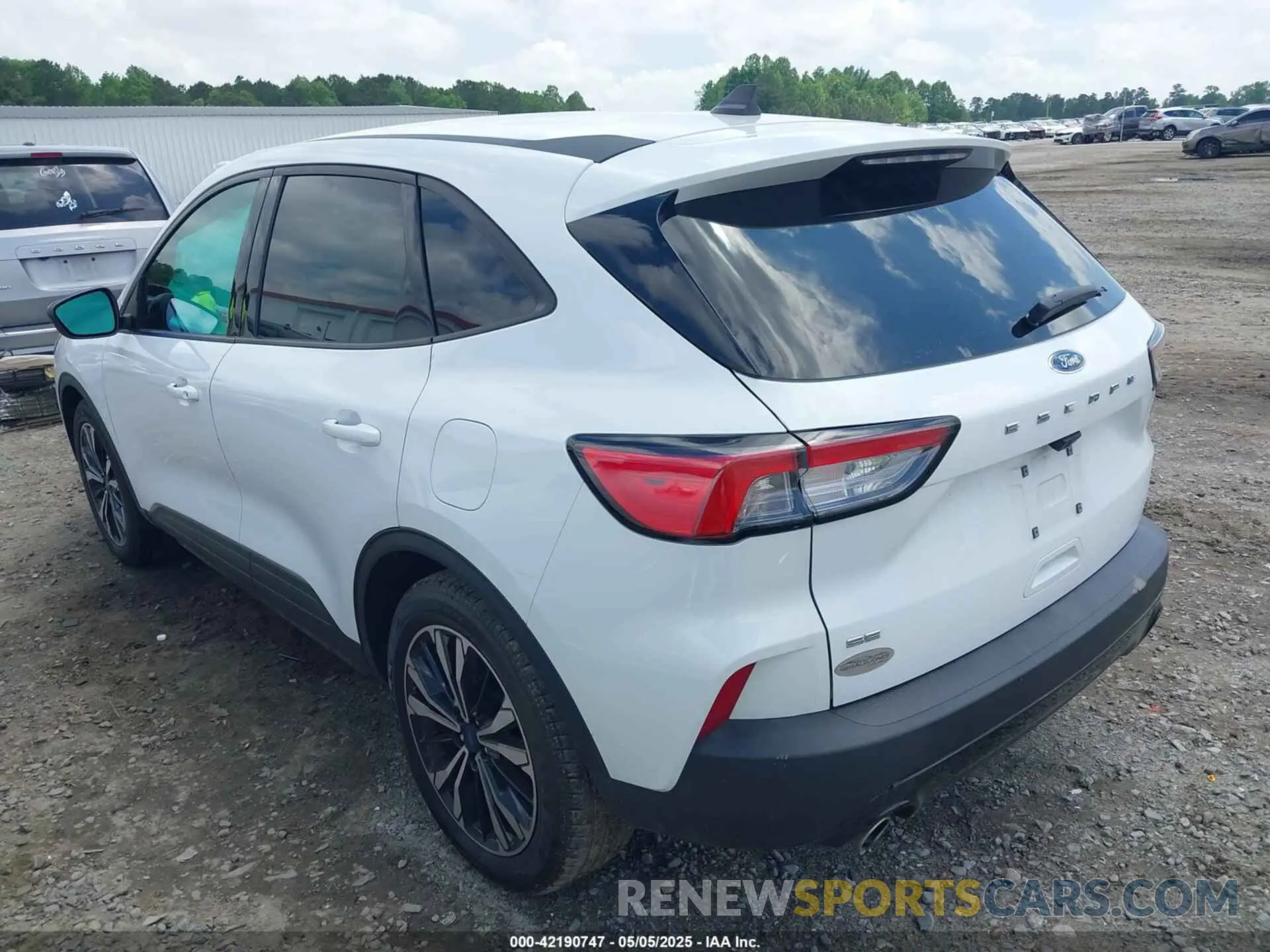 3 Photograph of a damaged car 1FMCU0G69NUB93014 FORD ESCAPE 2022