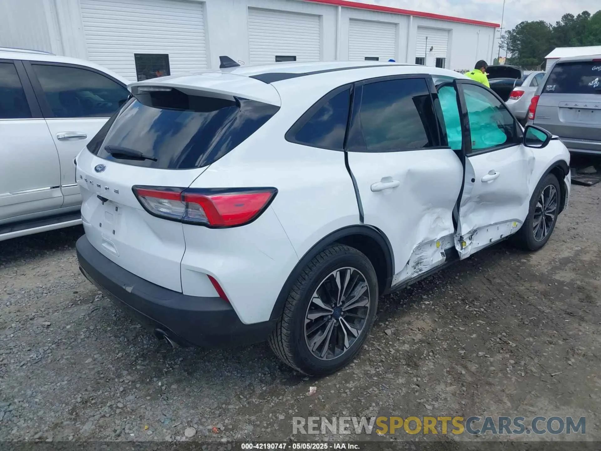 4 Photograph of a damaged car 1FMCU0G69NUB93014 FORD ESCAPE 2022