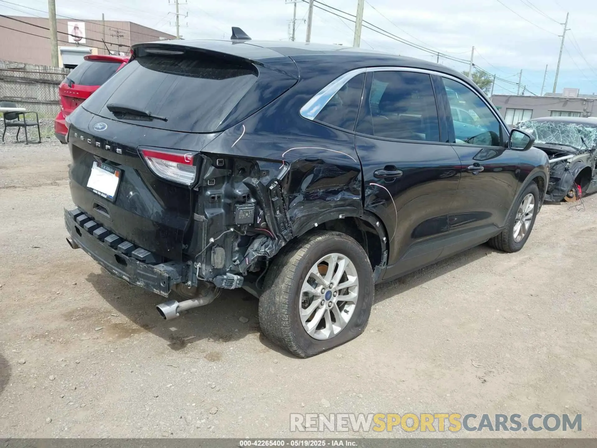 4 Photograph of a damaged car 1FMCU0G6XNUA47642 FORD ESCAPE 2022