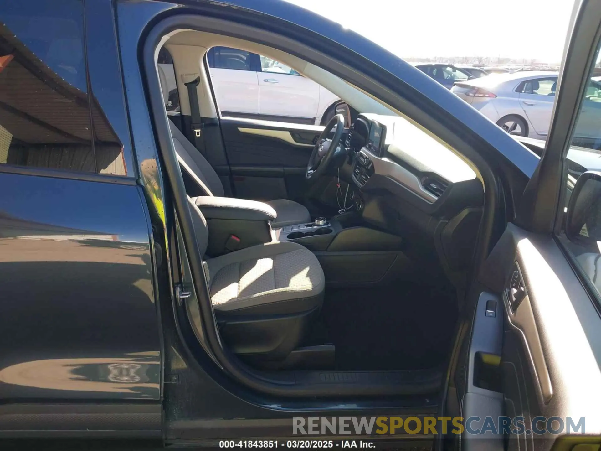 5 Photograph of a damaged car 1FMCU0G6XNUA76560 FORD ESCAPE 2022