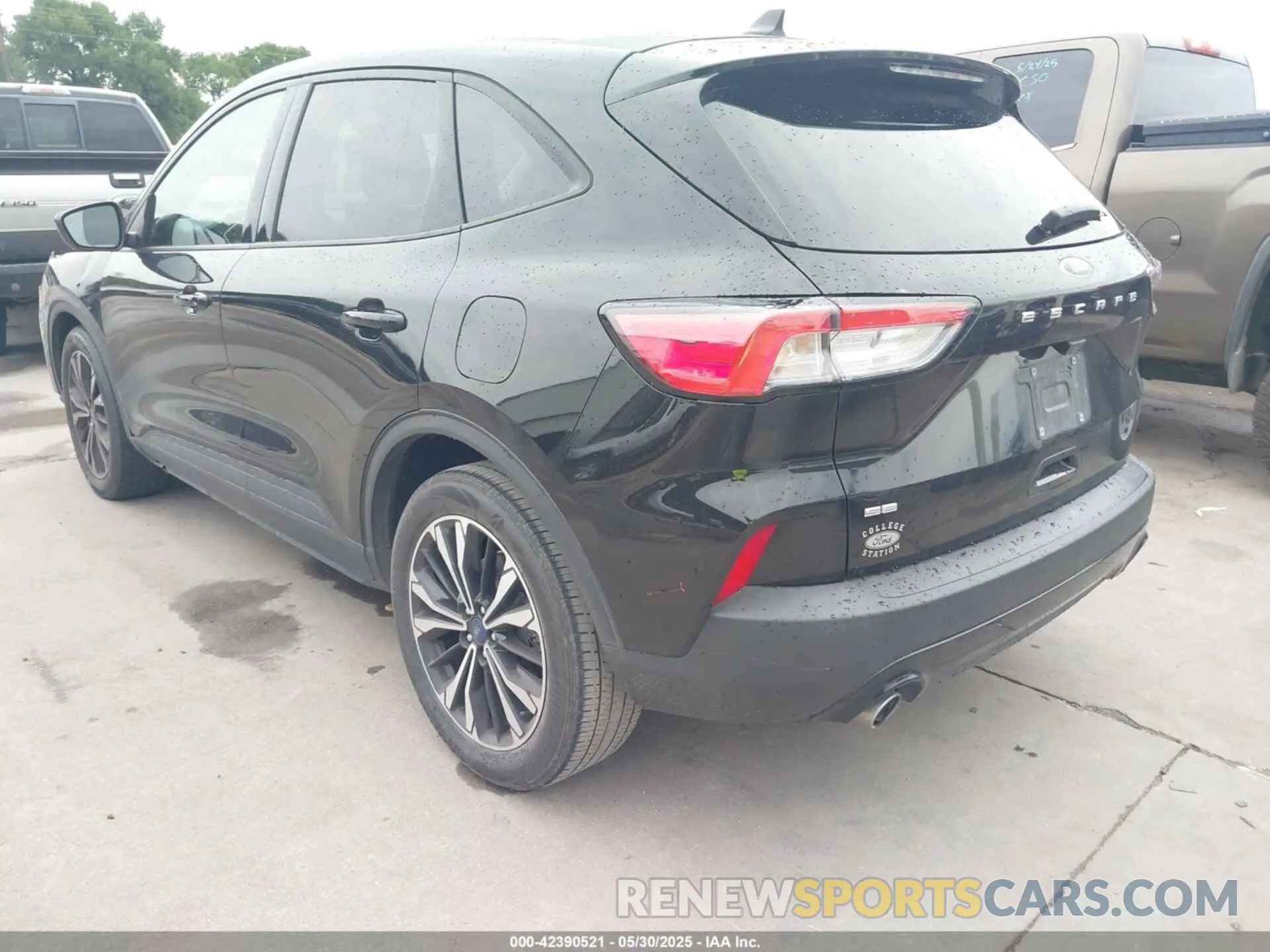 3 Photograph of a damaged car 1FMCU0G6XNUB18144 FORD ESCAPE 2022