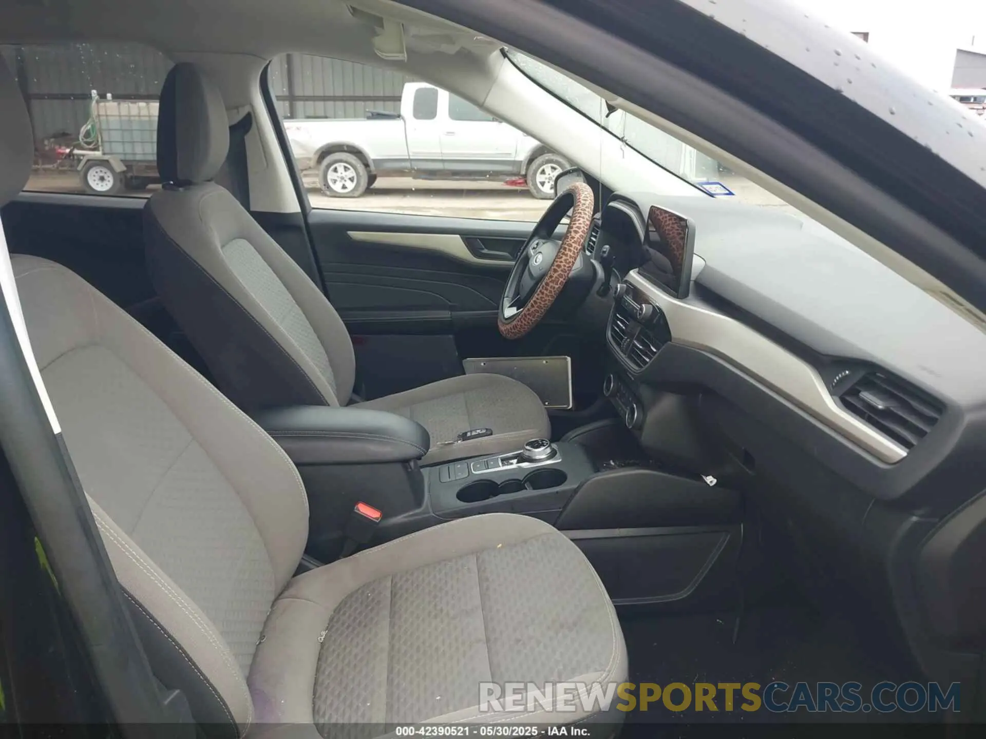 5 Photograph of a damaged car 1FMCU0G6XNUB18144 FORD ESCAPE 2022