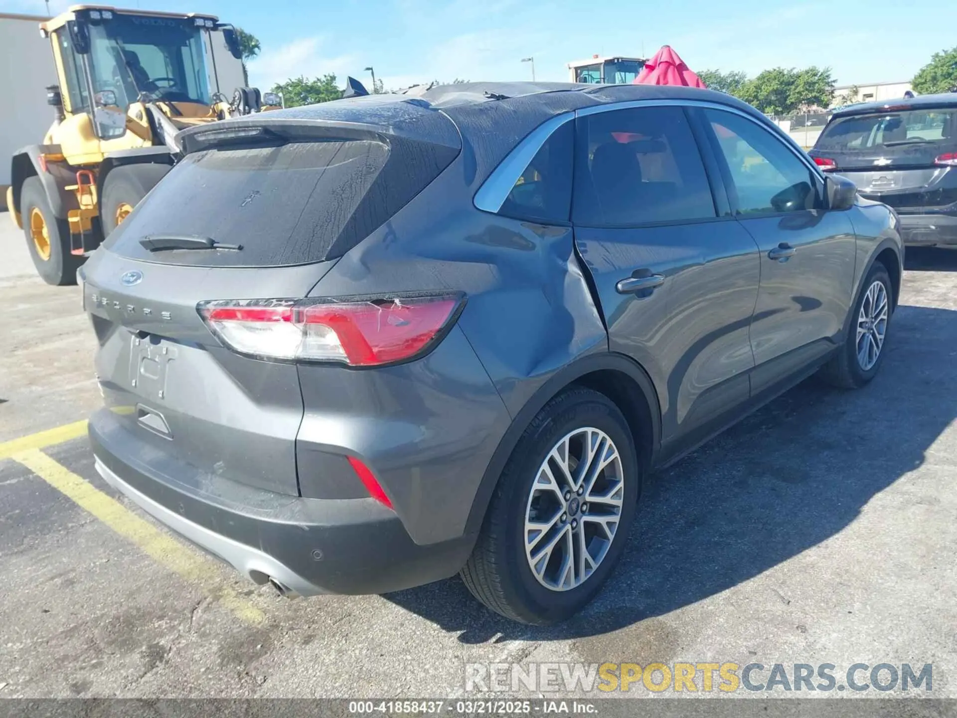 4 Photograph of a damaged car 1FMCU0H61NUB35798 FORD ESCAPE 2022