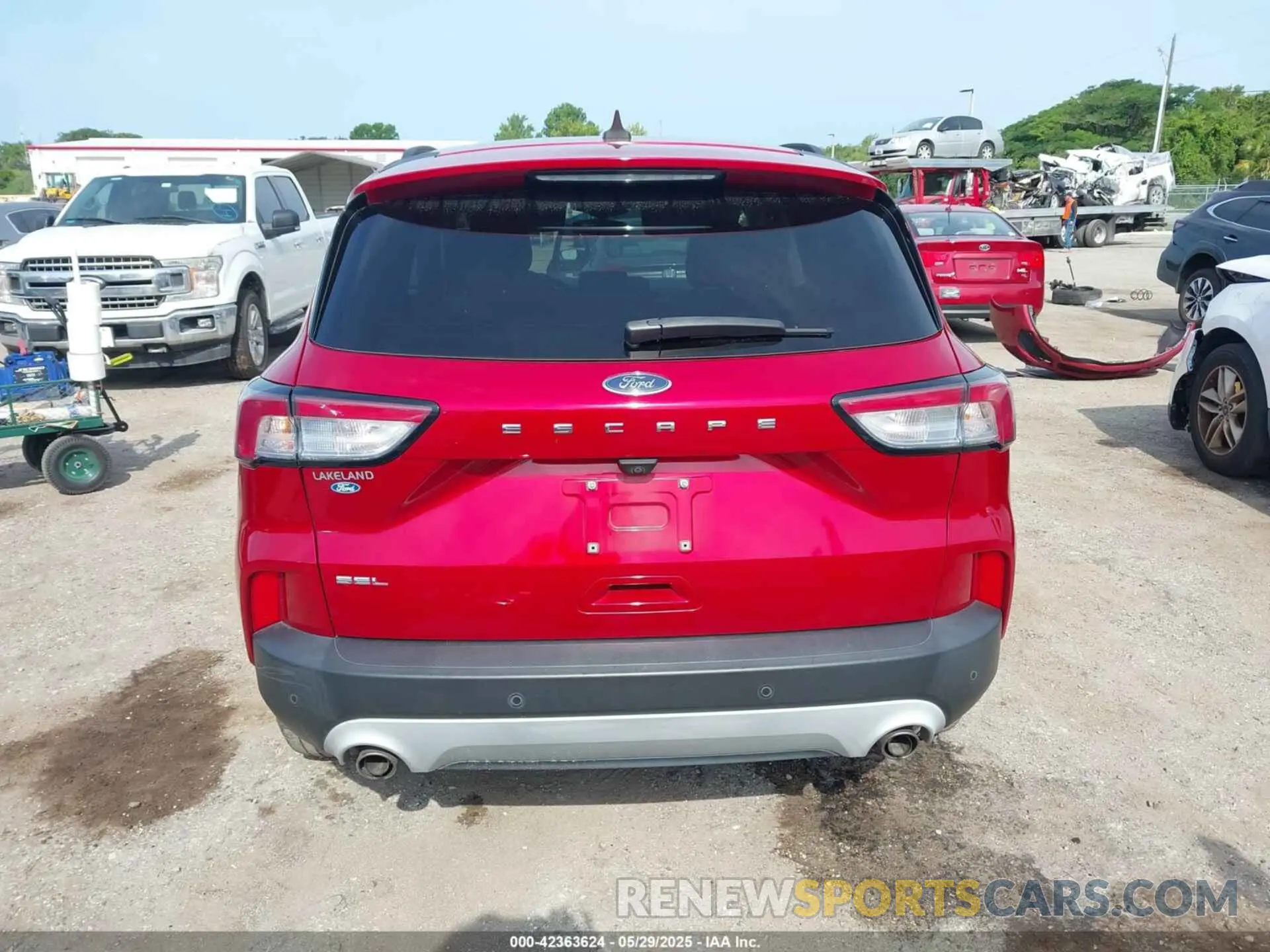 17 Photograph of a damaged car 1FMCU0H62NUA53837 FORD ESCAPE 2022