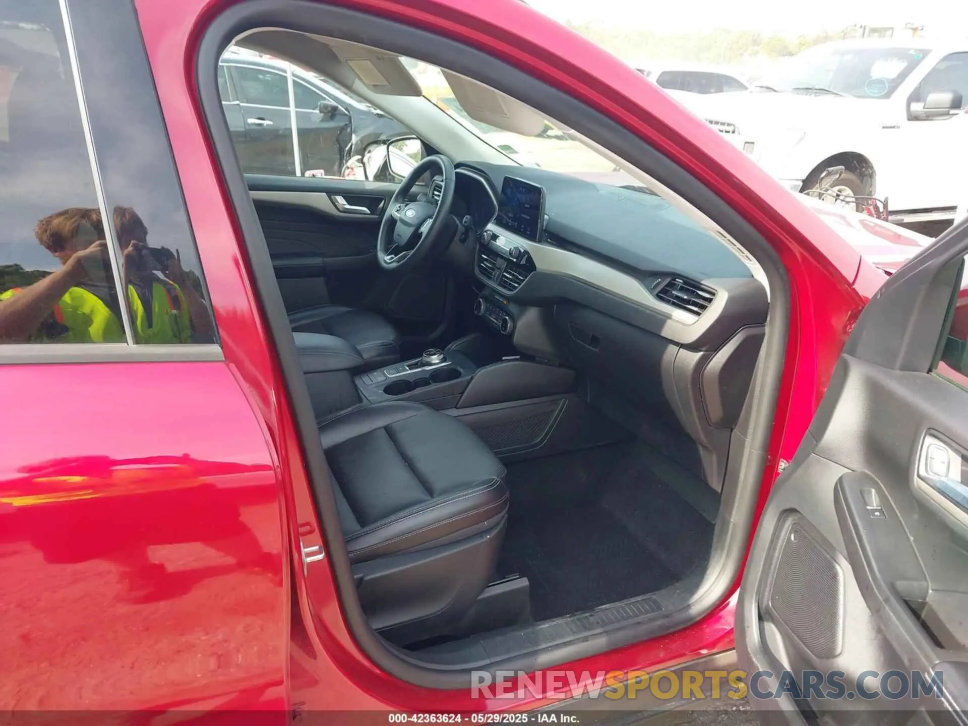 5 Photograph of a damaged car 1FMCU0H62NUA53837 FORD ESCAPE 2022