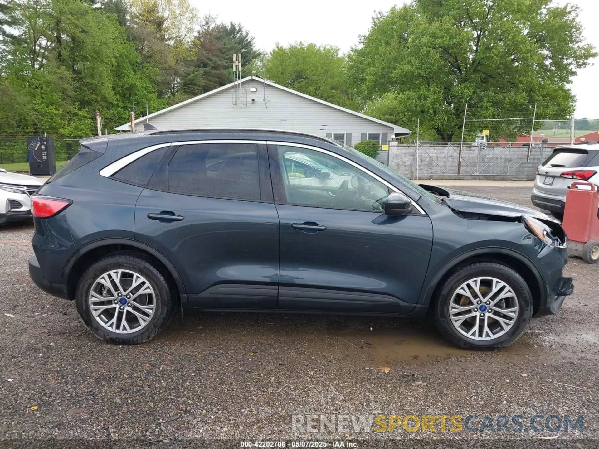 13 Photograph of a damaged car 1FMCU0H62NUB84864 FORD ESCAPE 2022