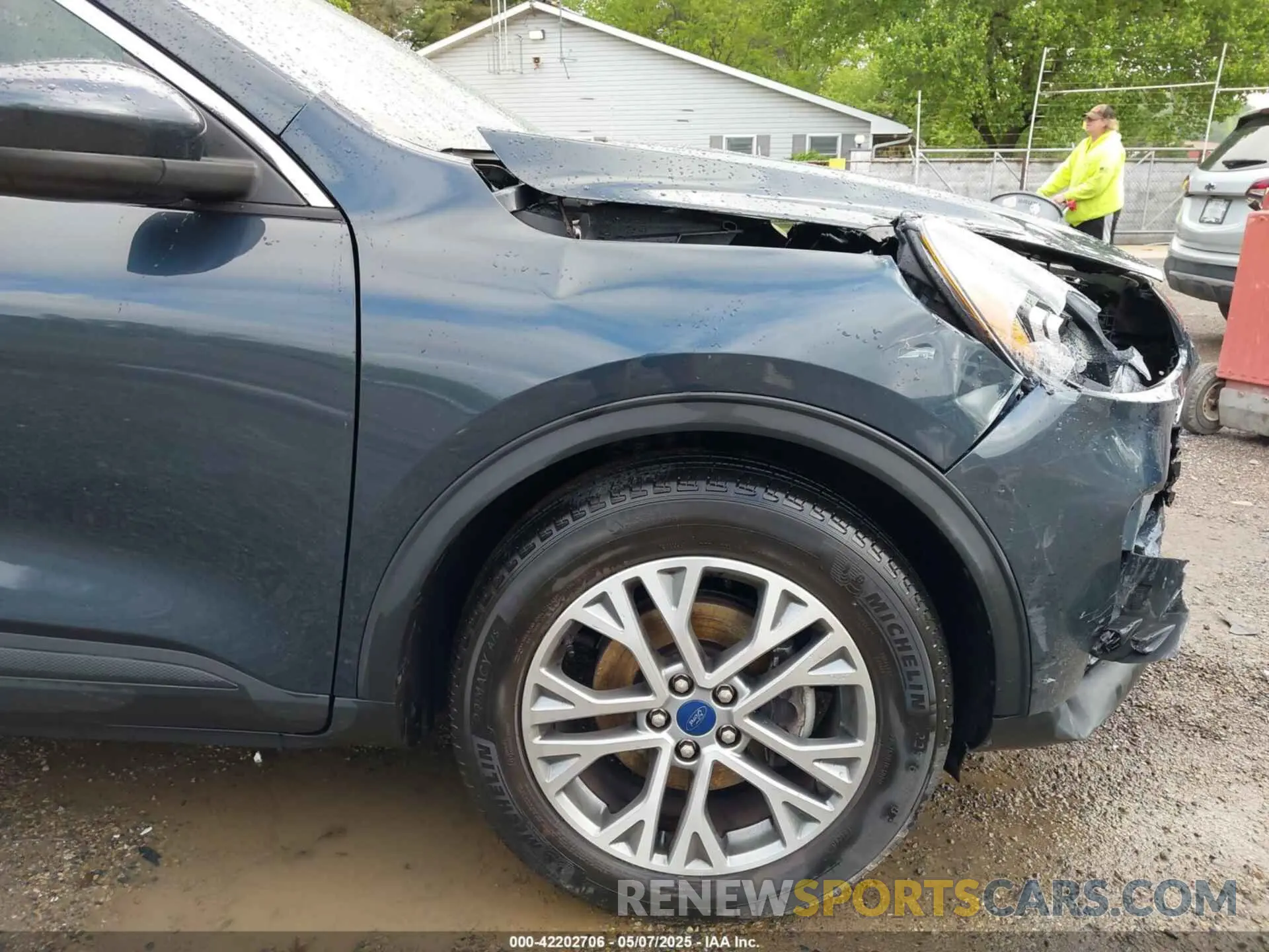 17 Photograph of a damaged car 1FMCU0H62NUB84864 FORD ESCAPE 2022