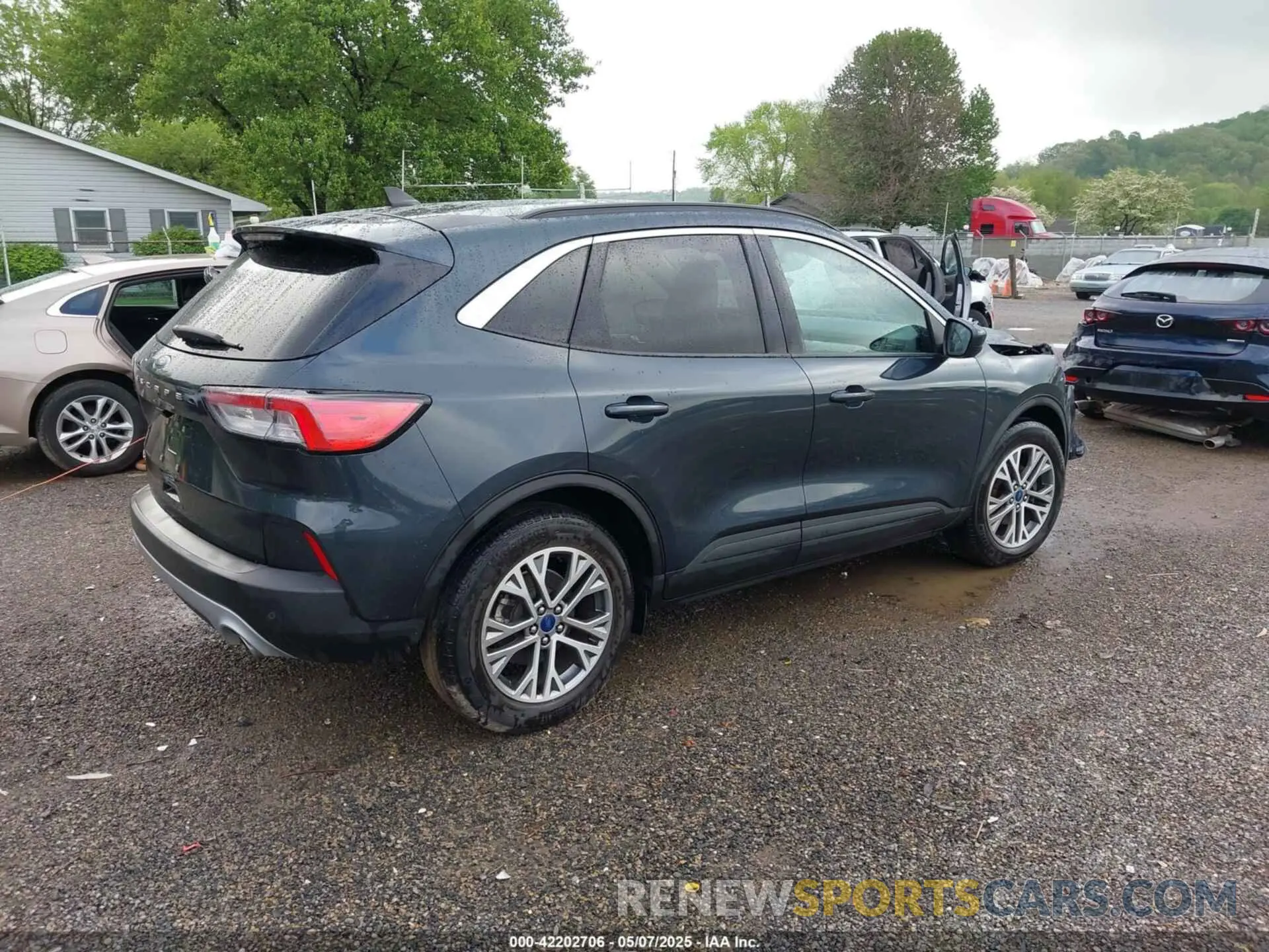 4 Photograph of a damaged car 1FMCU0H62NUB84864 FORD ESCAPE 2022