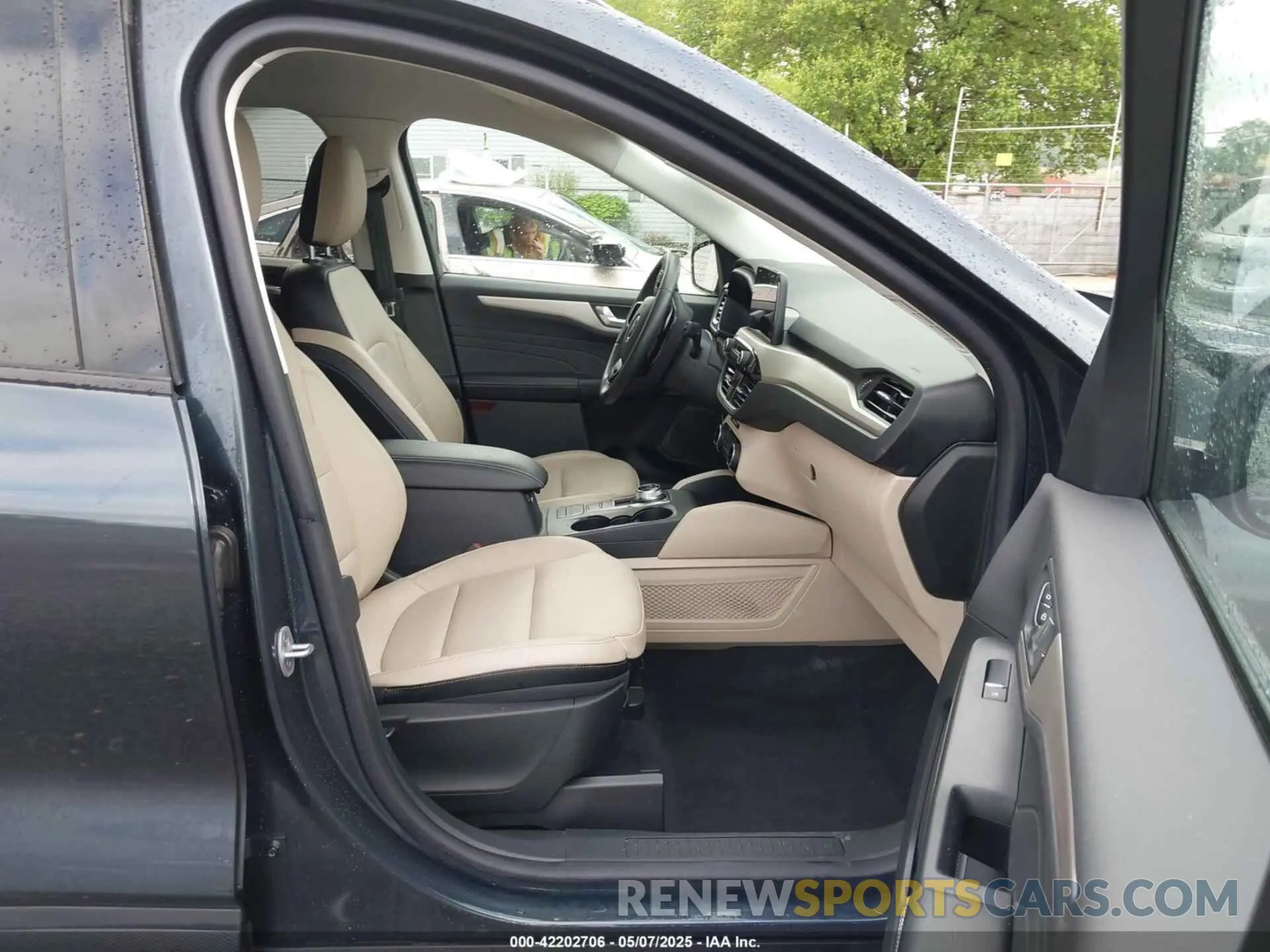 5 Photograph of a damaged car 1FMCU0H62NUB84864 FORD ESCAPE 2022