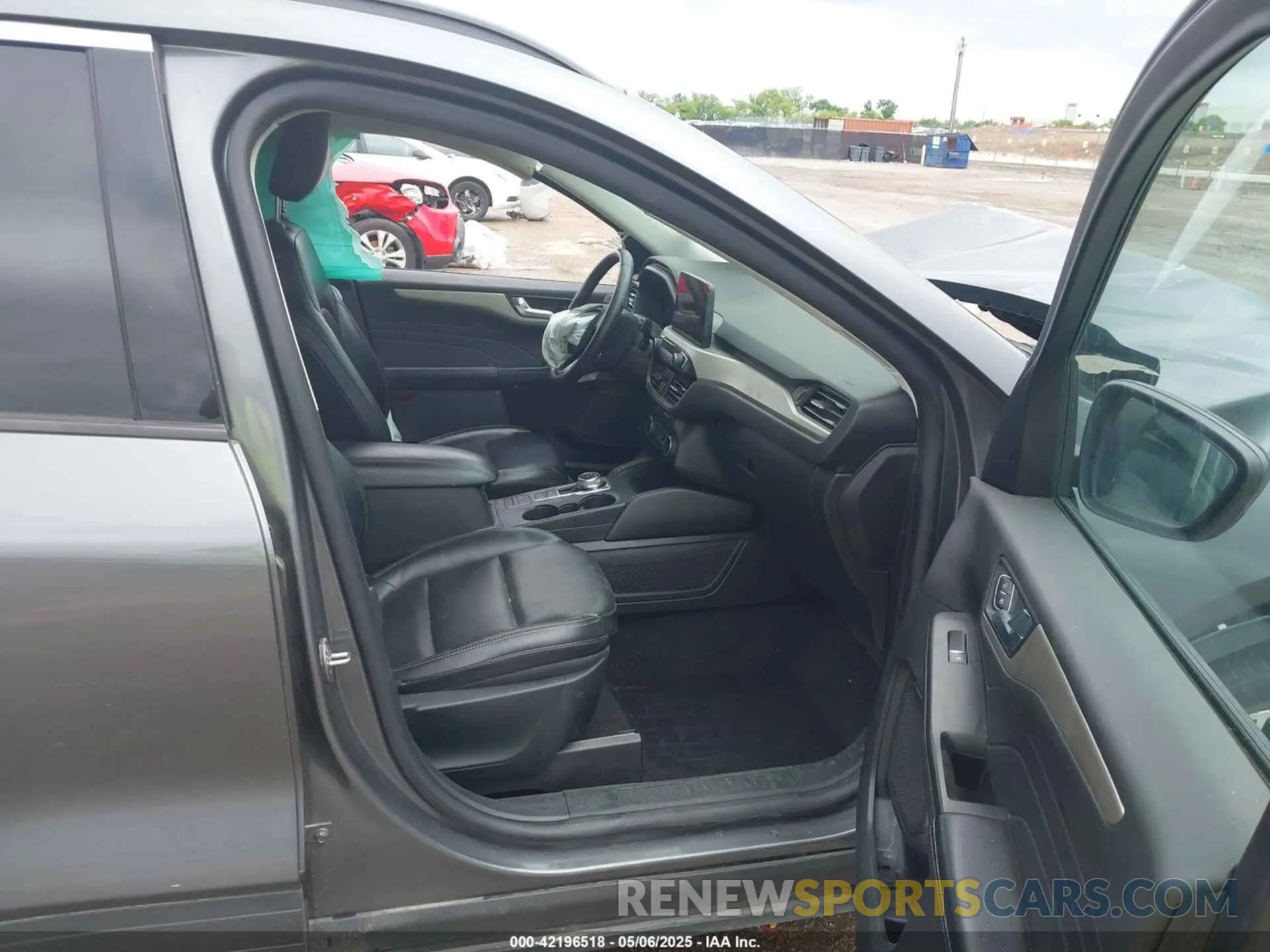 5 Photograph of a damaged car 1FMCU0H63NUA83591 FORD ESCAPE 2022