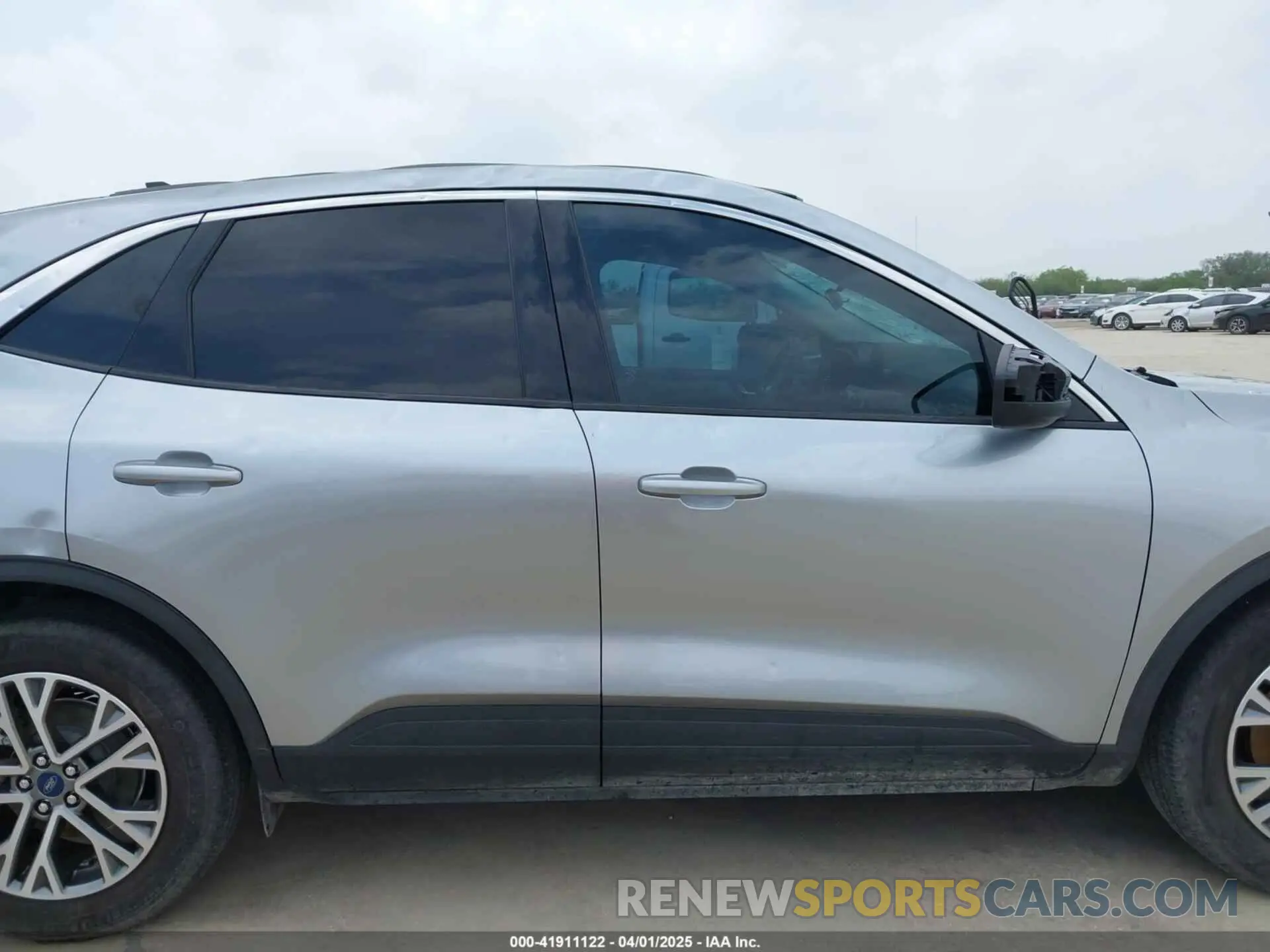 13 Photograph of a damaged car 1FMCU0H64NUA09189 FORD ESCAPE 2022