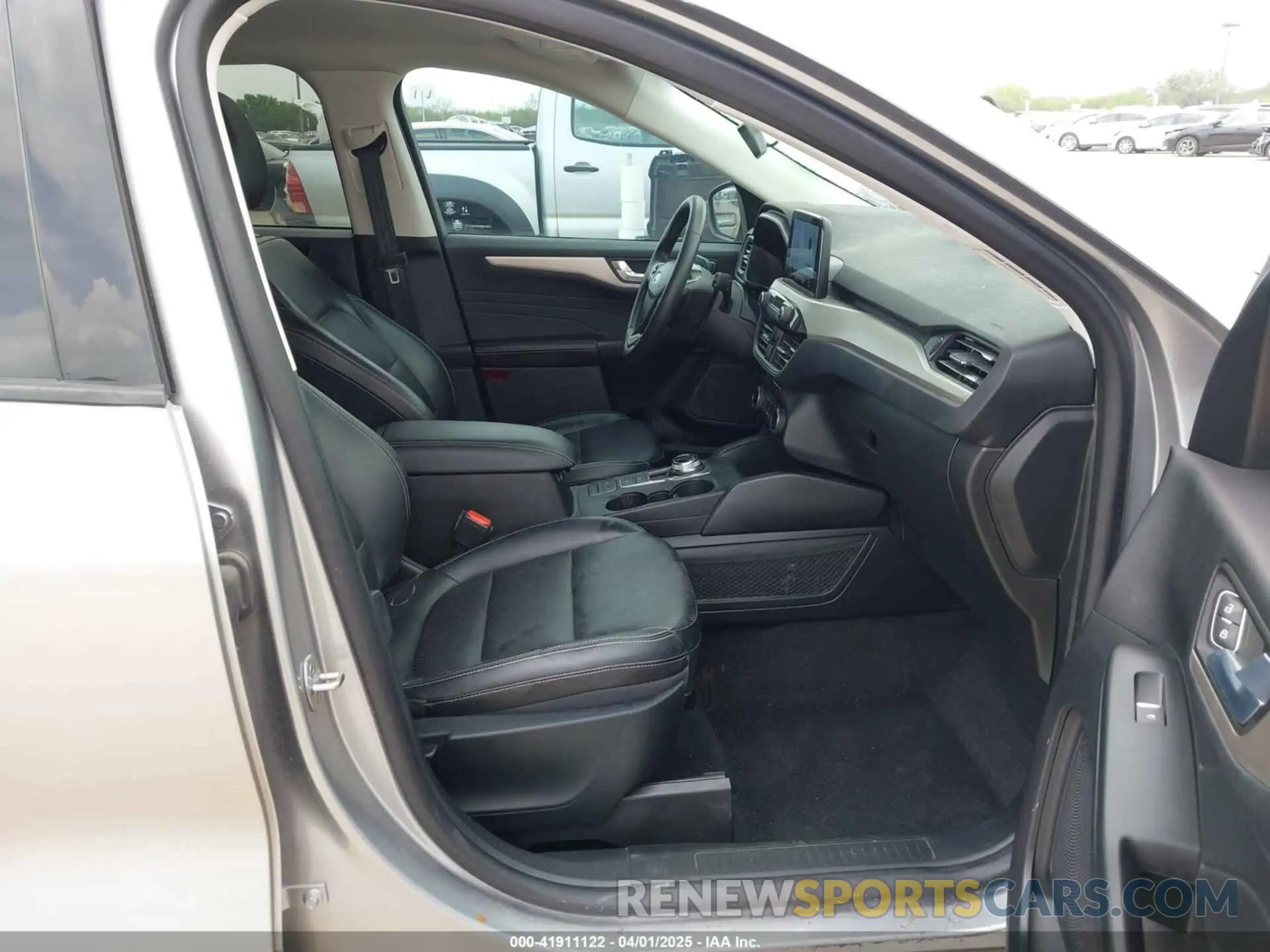 5 Photograph of a damaged car 1FMCU0H64NUA09189 FORD ESCAPE 2022
