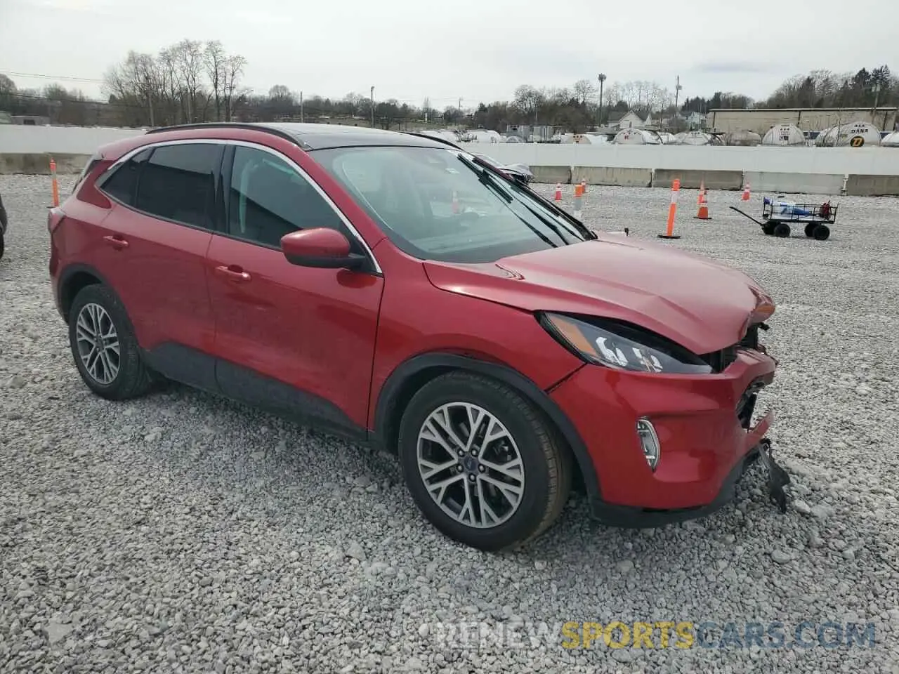 4 Photograph of a damaged car 1FMCU0H64NUB07042 FORD ESCAPE 2022