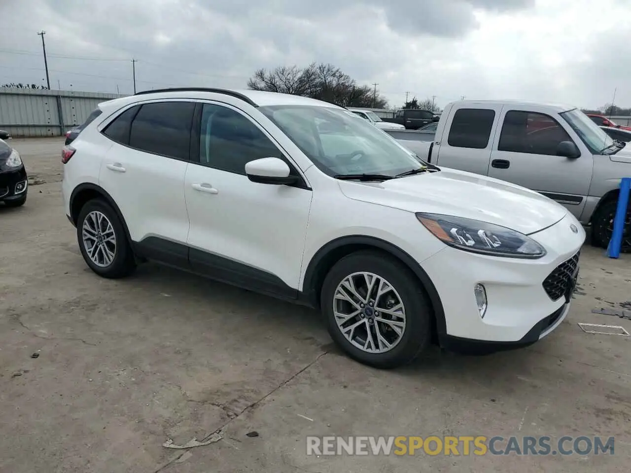4 Photograph of a damaged car 1FMCU0H65NUB92666 FORD ESCAPE 2022