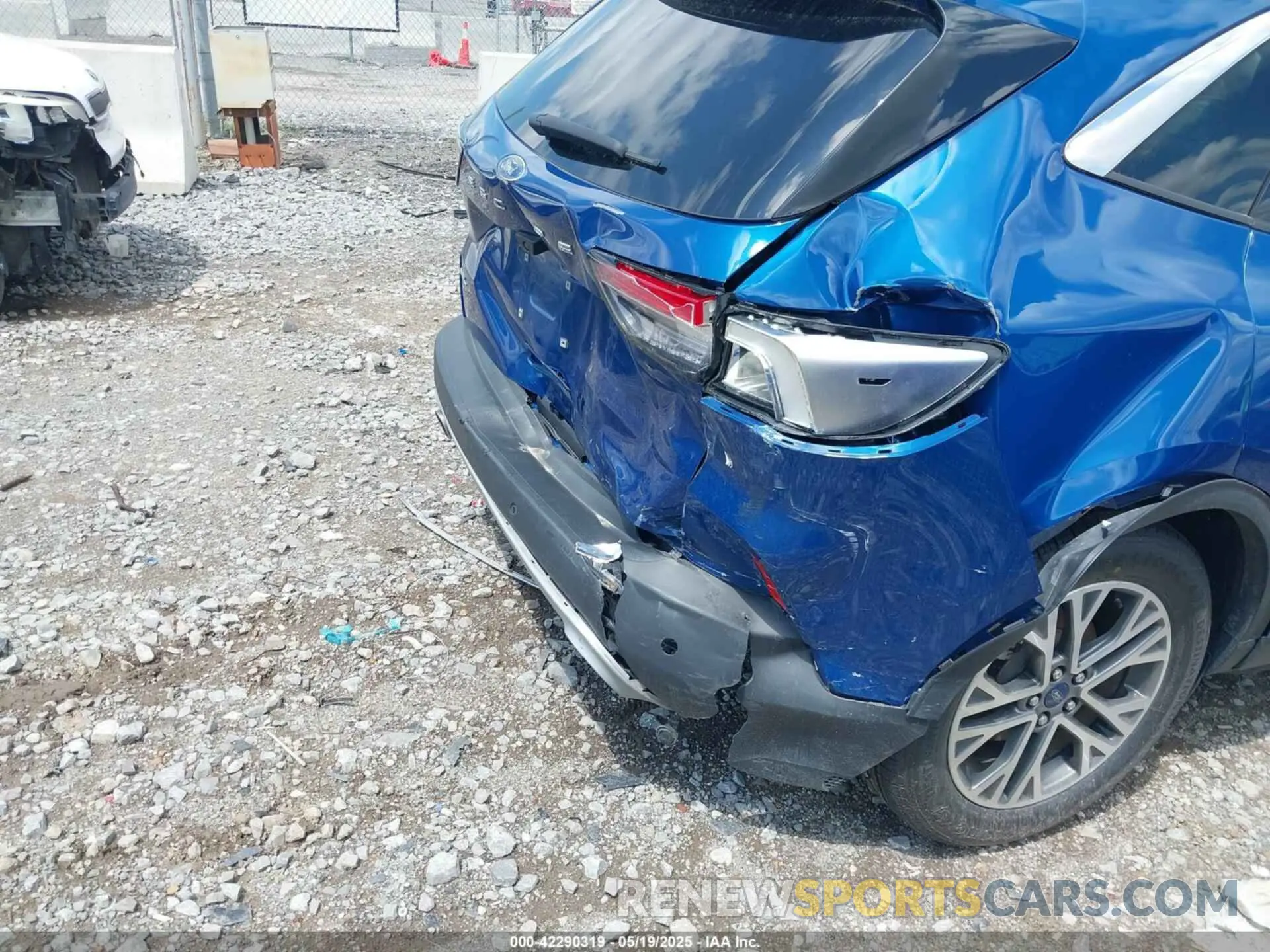17 Photograph of a damaged car 1FMCU0H67NUB80874 FORD ESCAPE 2022