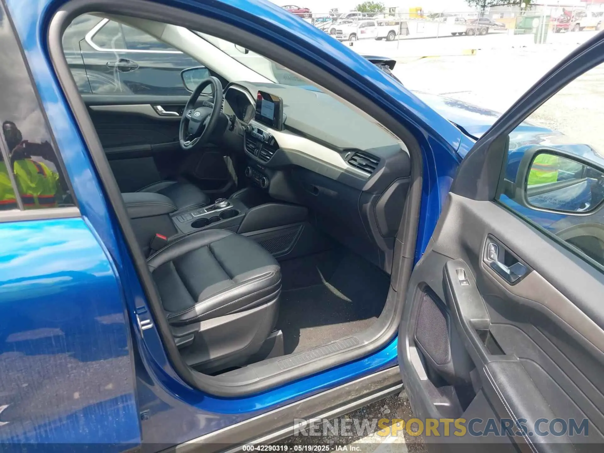 5 Photograph of a damaged car 1FMCU0H67NUB80874 FORD ESCAPE 2022